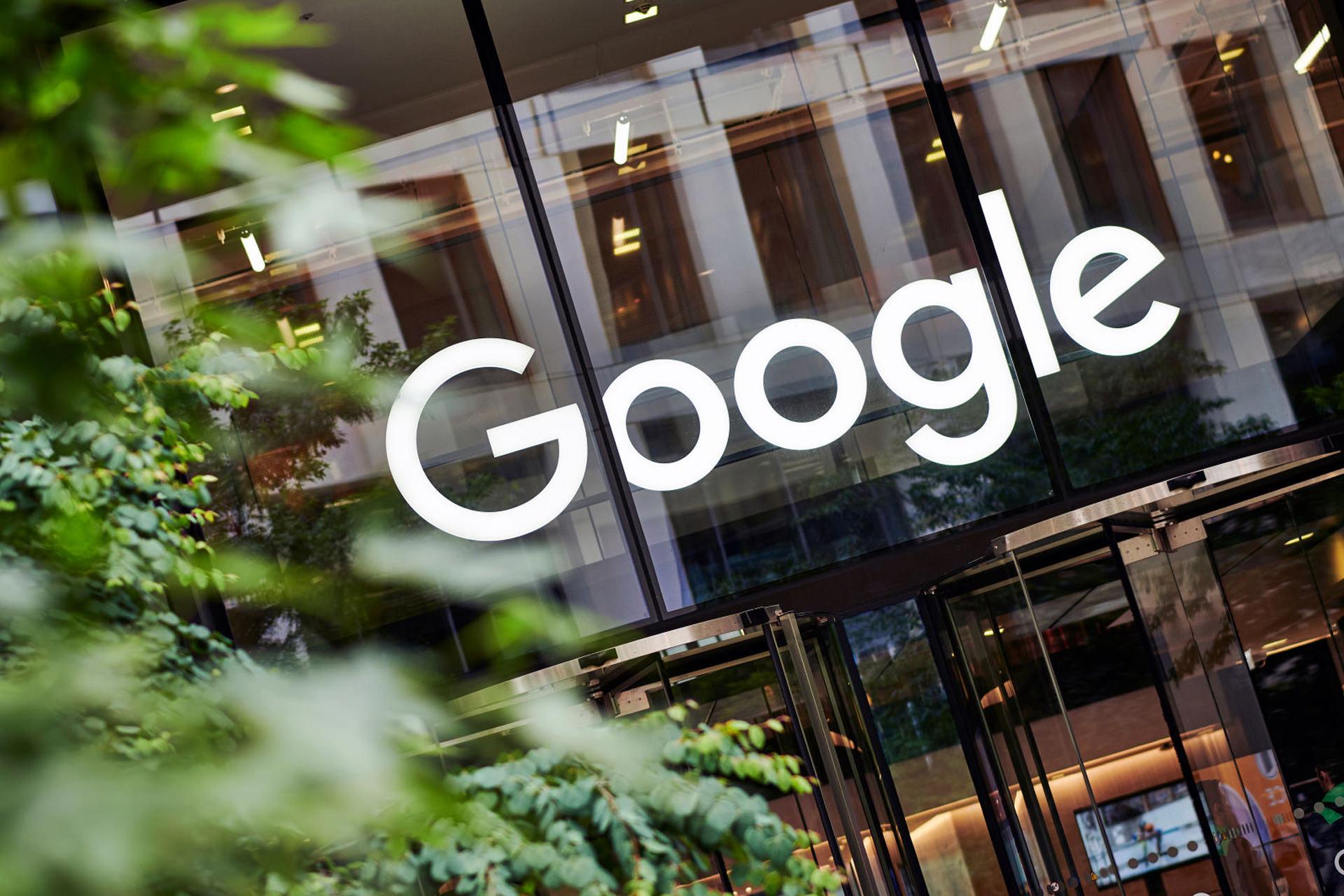 لوگو گوگل / Google روی ساختمان شرکت روز روشن درخت