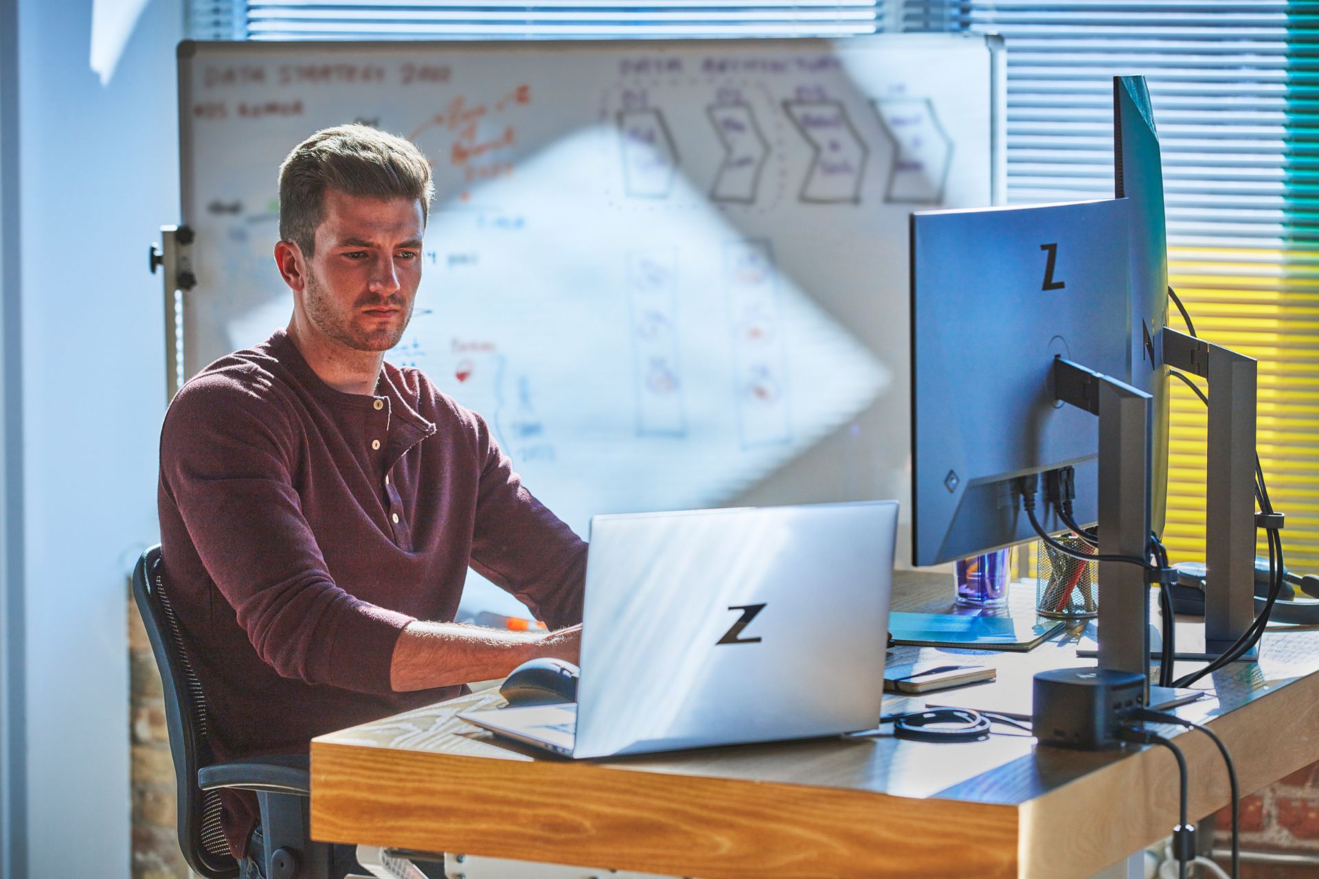 یک مرد در حال استفاده از لپ تاپ HP ZBook Studio G9