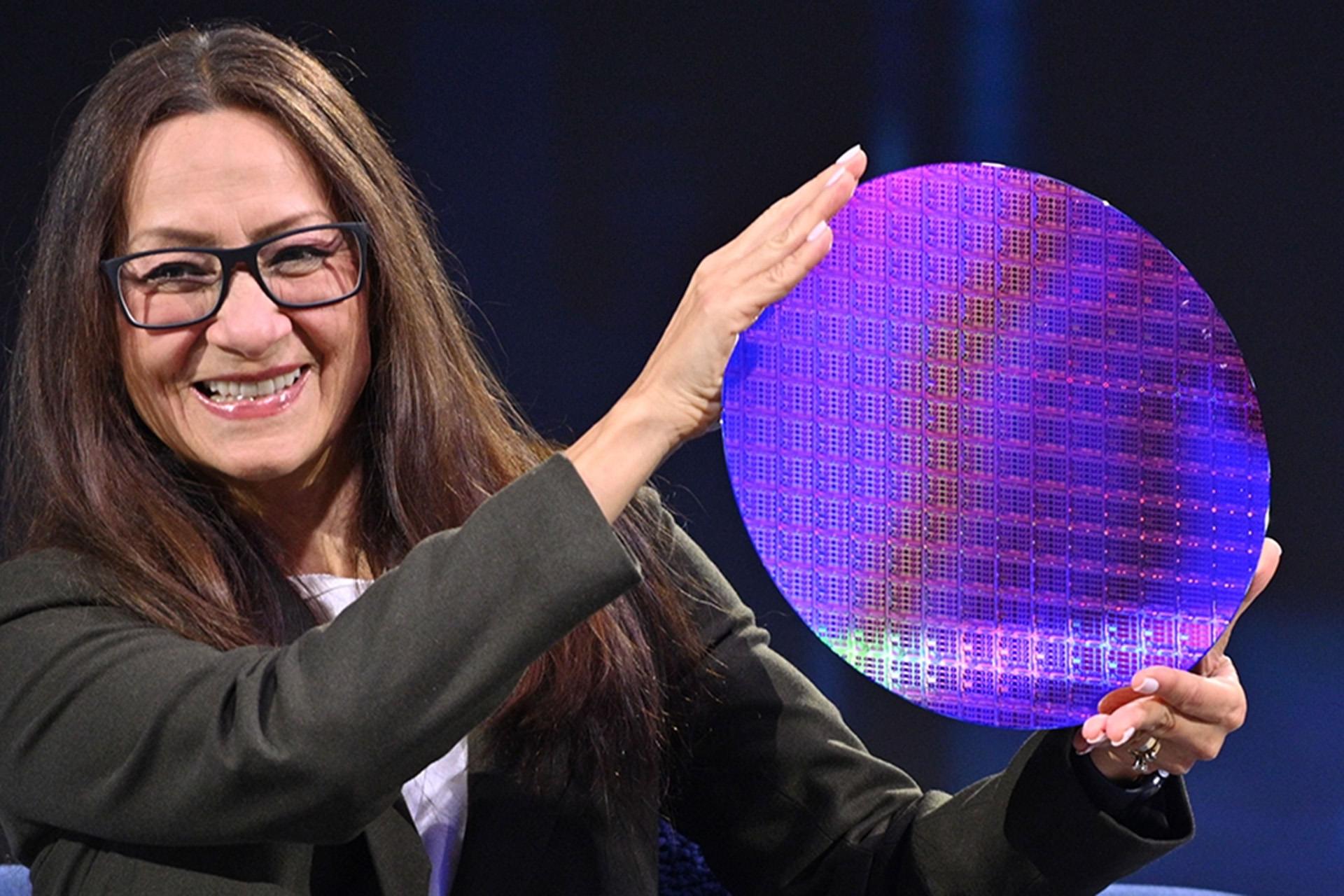 ین زن با لبخند و عینک با پردازنده ویفر اینتل Intel در دست