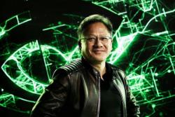لبخند جن سون هوانگ / Jensen Huang مدیرعامل انویدیا در جلوی لوگو سبز Nvidia