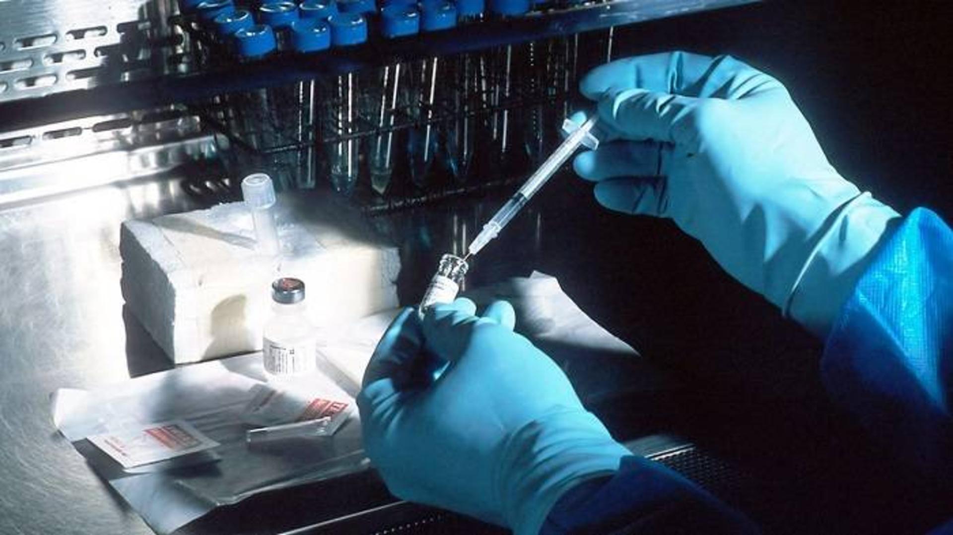 پزوهشگر در آزمایشگاه / lab
