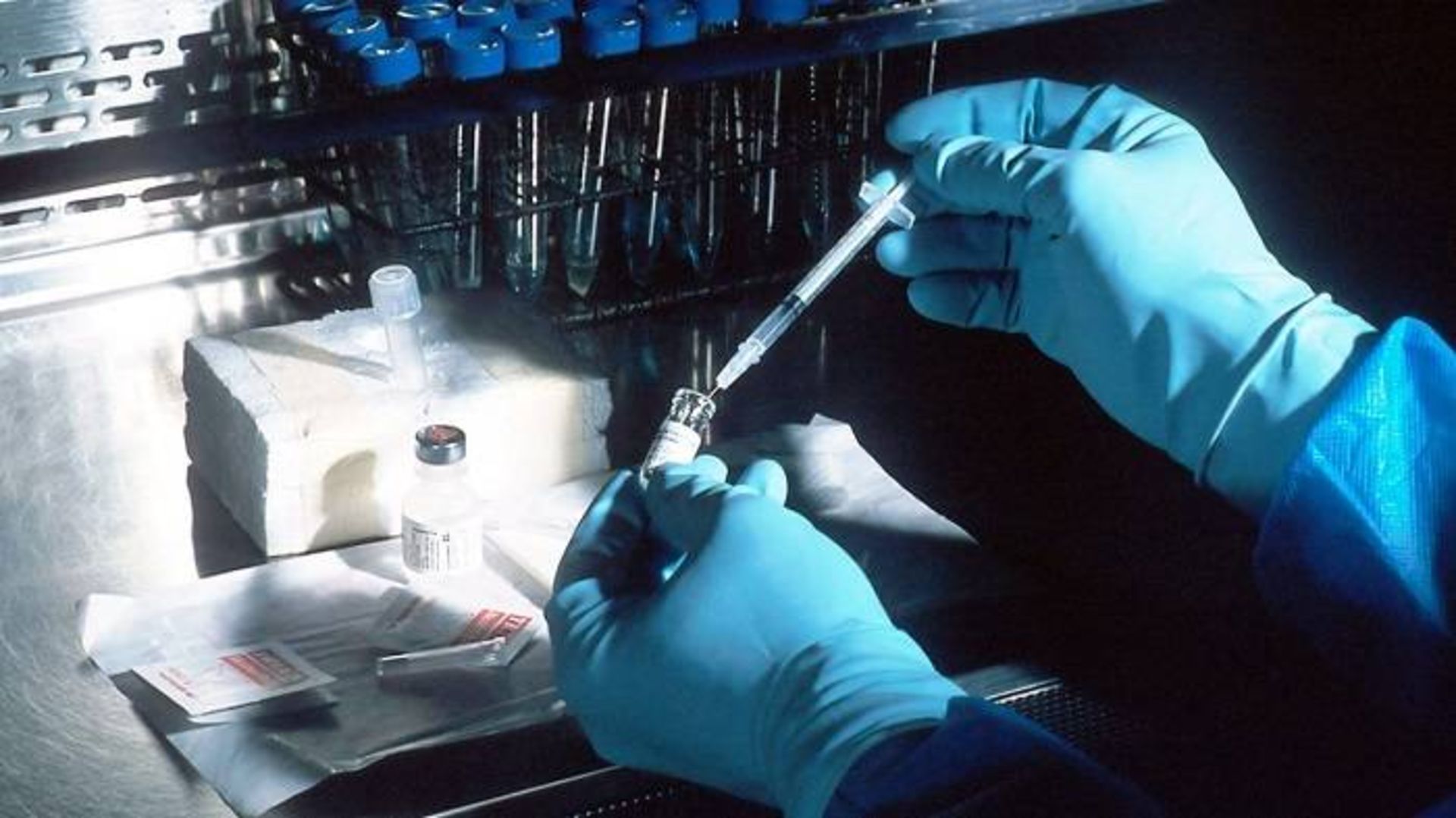 پزوهشگر در آزمایشگاه / lab