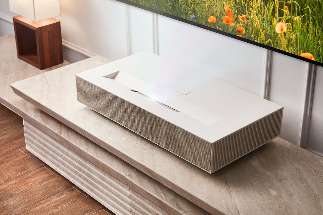 پروژکتور 4K پرچمدار لیزری ال جی HU915QE از نمای نزدیک سفید
