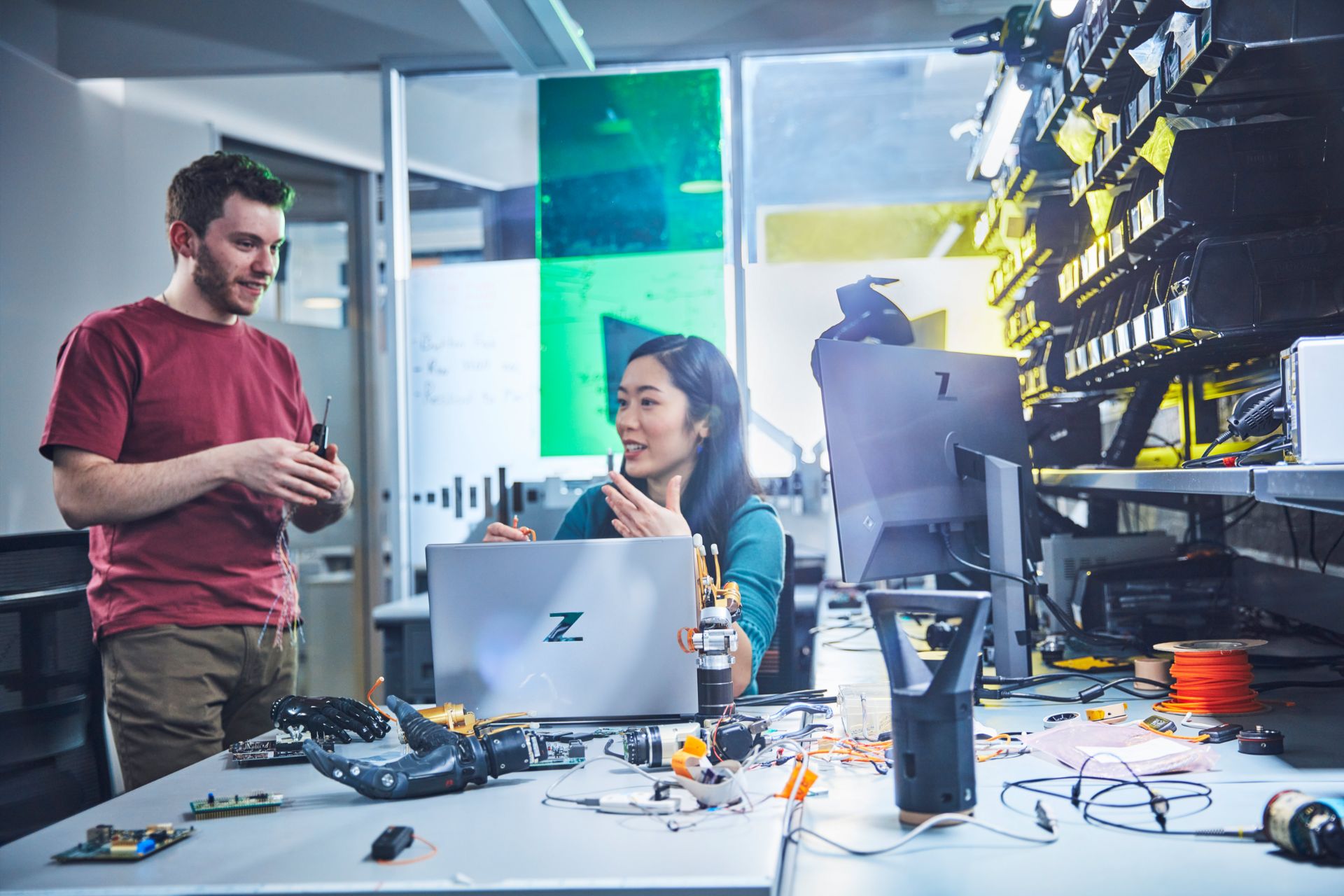 زن و مرد در محیط داخلی با لپ تاپ HP ZBook Studio G9