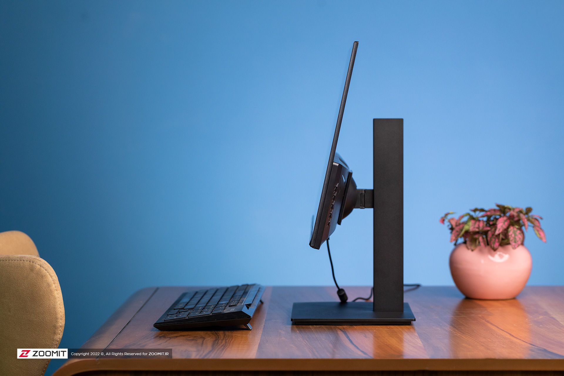 نمای کناری مانیتور MO24T مایا