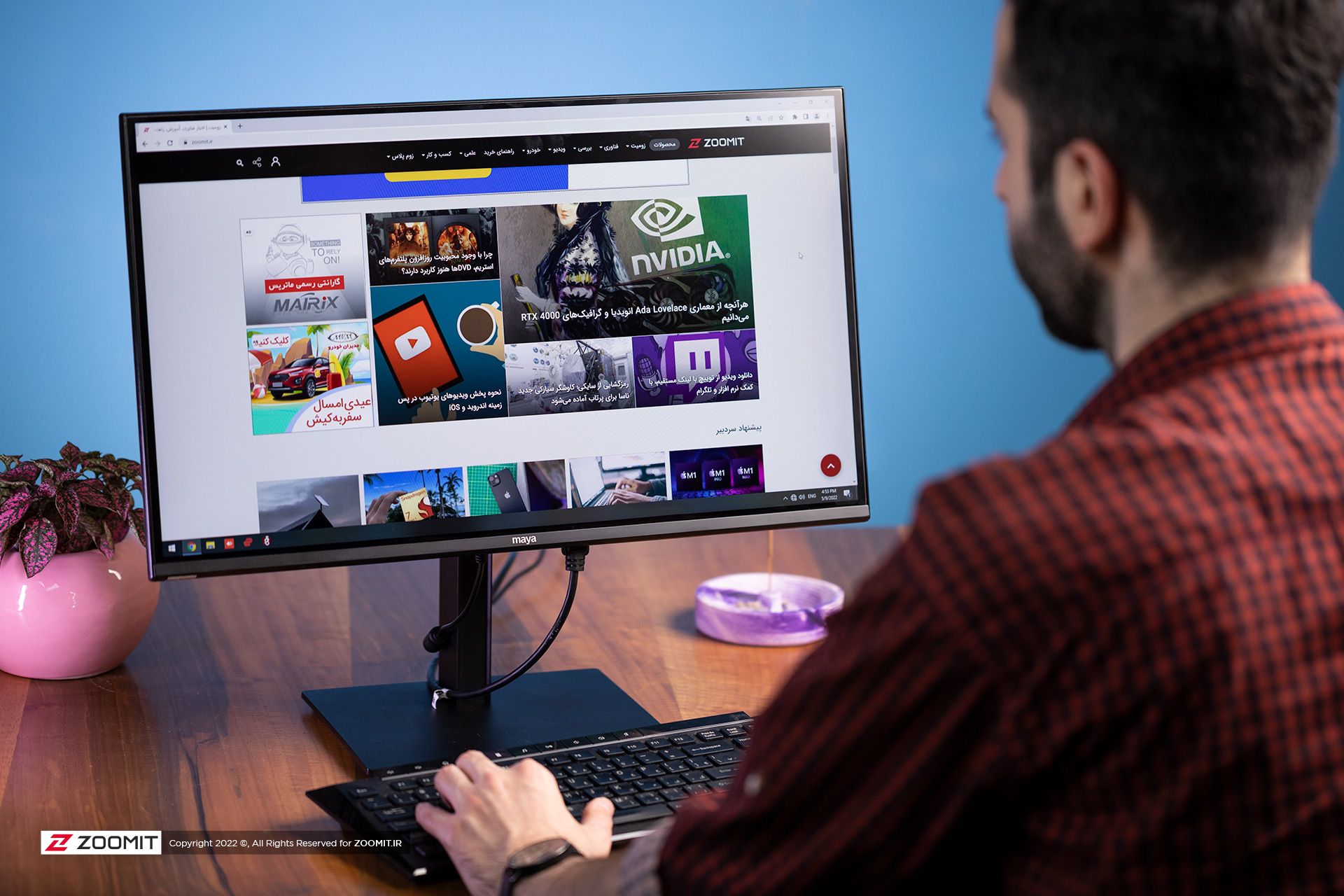 گشتن در وبسایت زومیت با مانیتور MO24T مایا