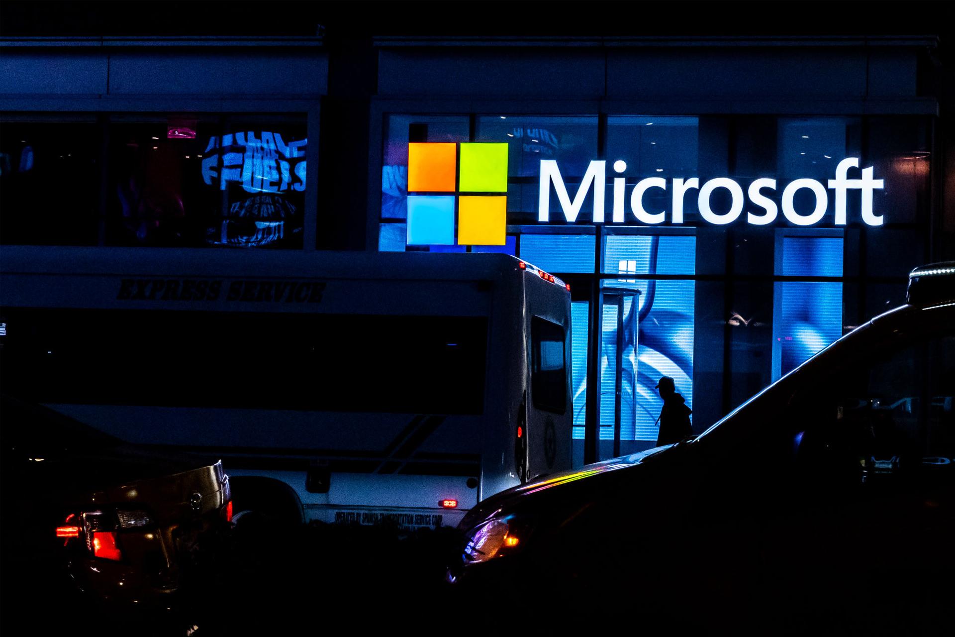 لوگو مایکروسافت / Microsoft روی ورودی ساختمان در شب