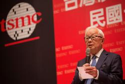 موریس چانگ بنیانگذار و رئیس هیئت مدیره تی اس ام سی / TSMC در حال سخنرانی
