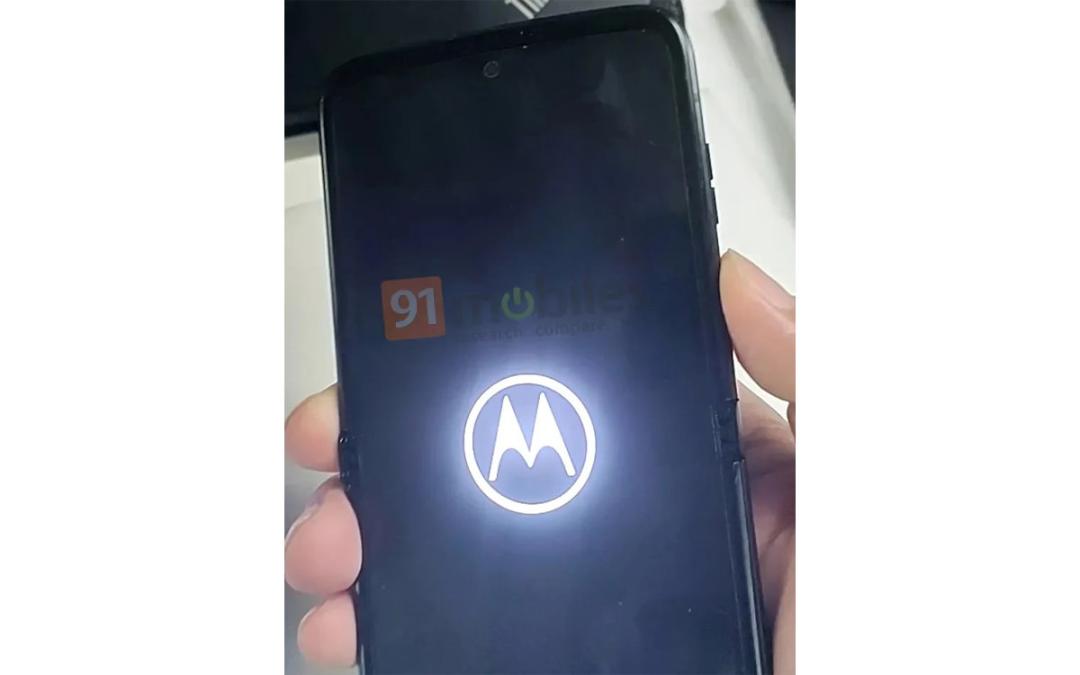 تصویر واقعی موتورولا razr از نمای جلو