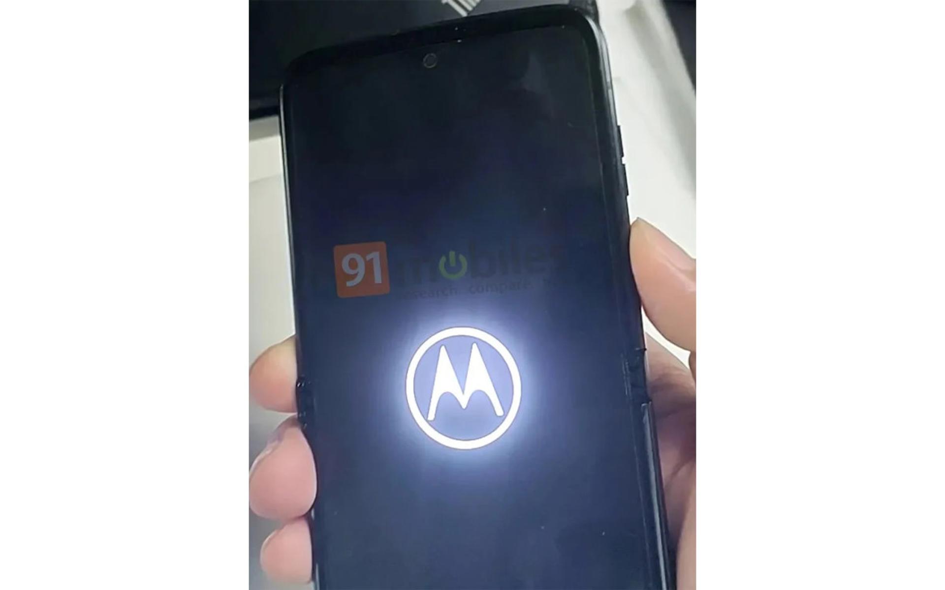 تصویر واقعی موتورولا razr از نمای جلو