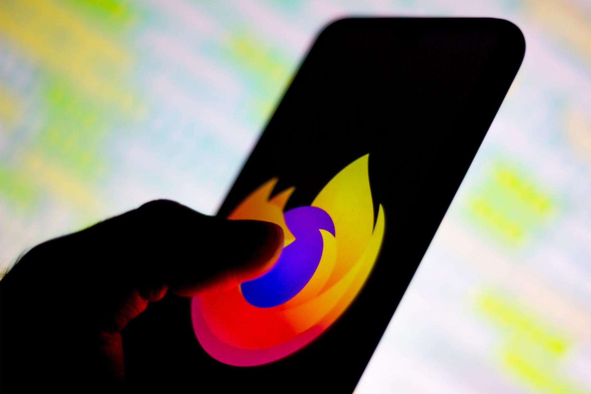 لوگو آیفون فایرفاکس / Firefox روی گوشی در دست کاربر
