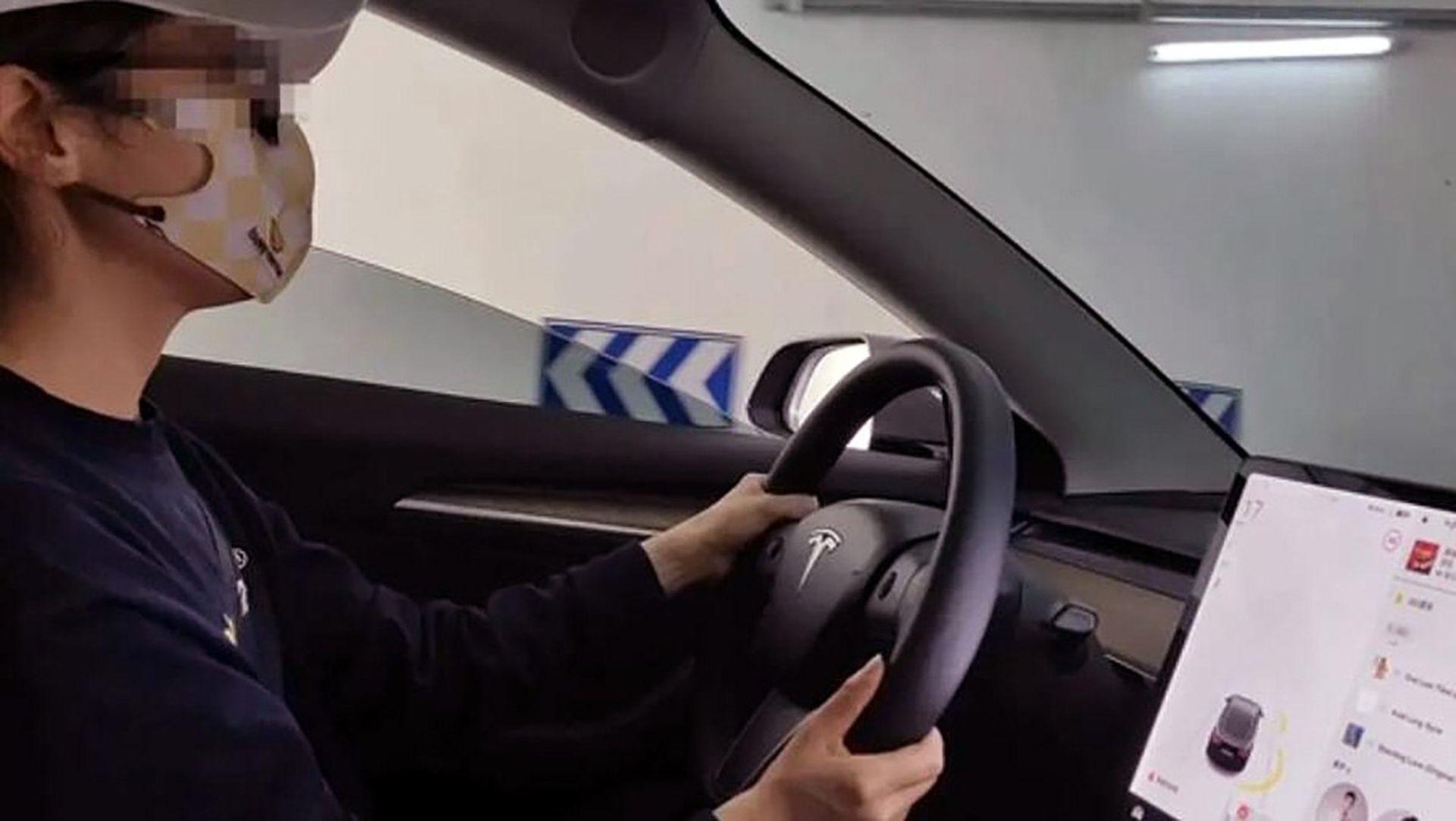 خانم ژنگ در خودرو تسلا مدل ۳