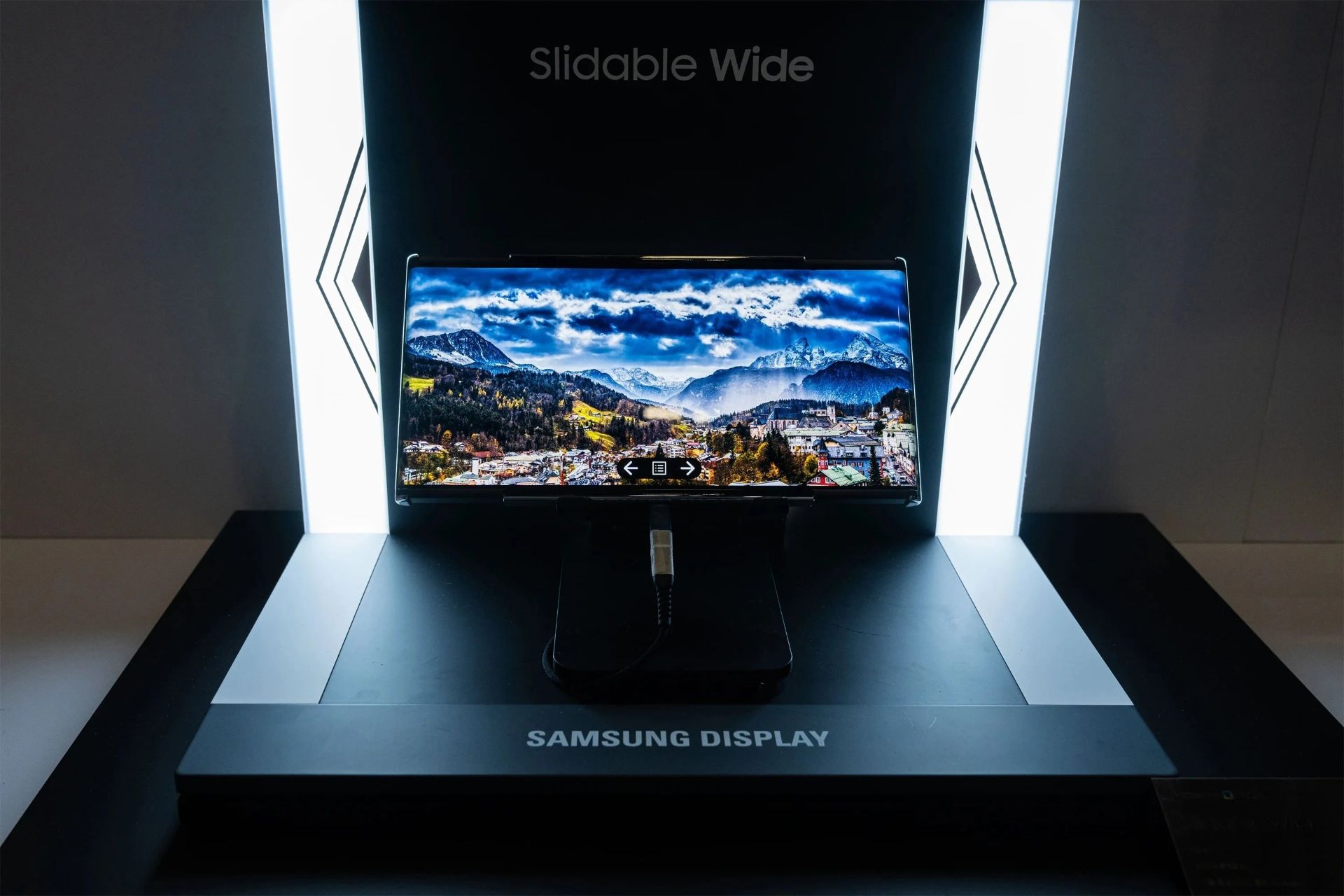 نمایشگر Flex Slide سامسونگ در نمایشگاه Display Week 2022 که اندازه آن از ۸٫۱ اینچ به ۱۲٫۴ اینچ افزایش پیدا می‌کند