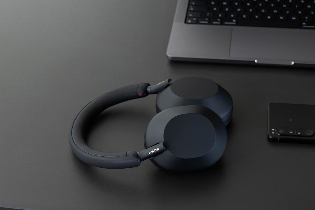 هدفون سونی WH-1000XM5 مشکی روی میز