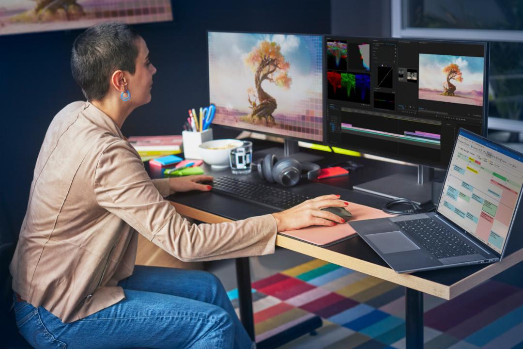 گراقیست طراح در حال استفاده از لپ تاپ HP ZBook Studio G9 و مانیتور