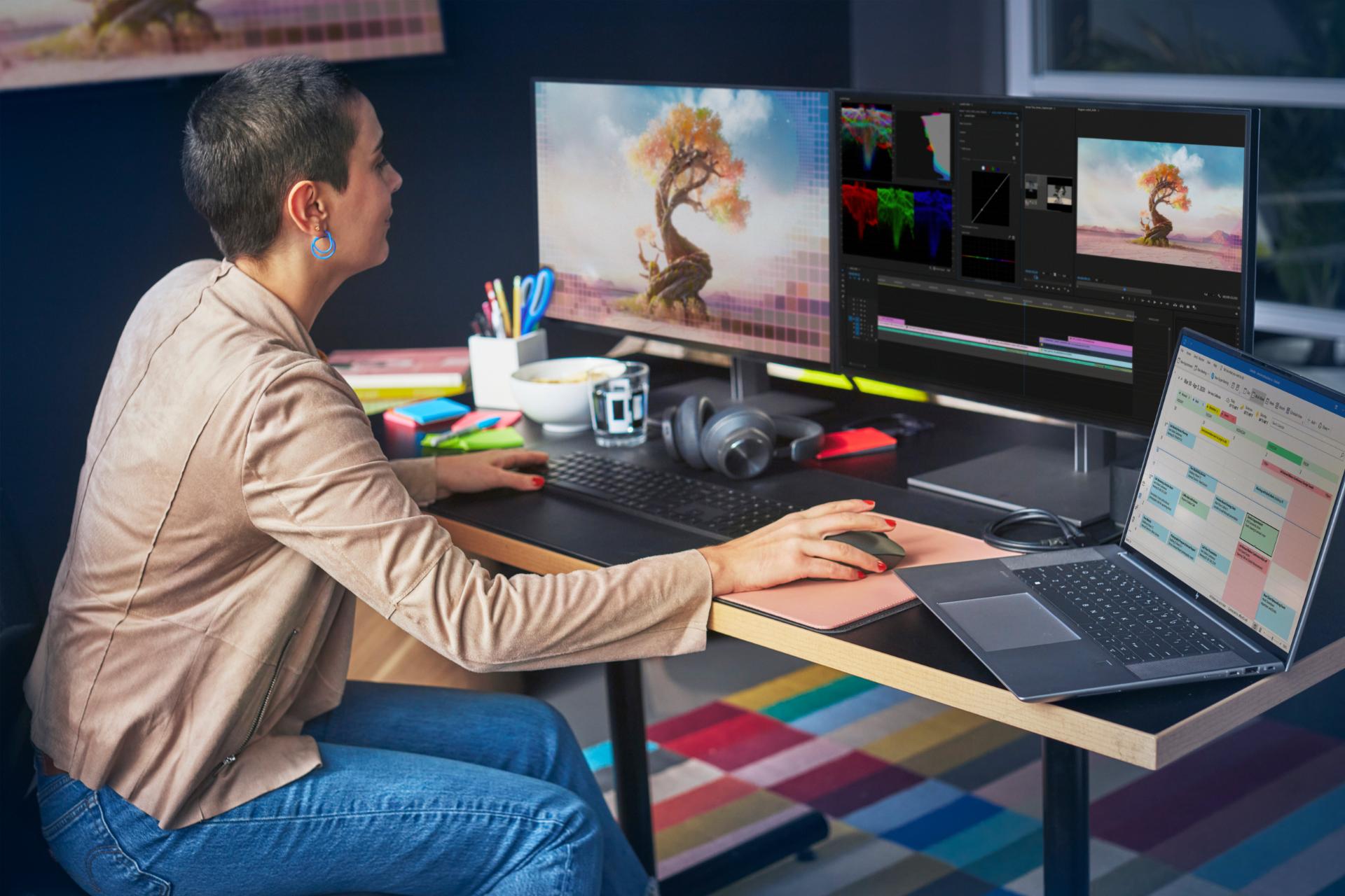 گراقیست طراح در حال استفاده از لپ تاپ HP ZBook Studio G9 و مانیتور