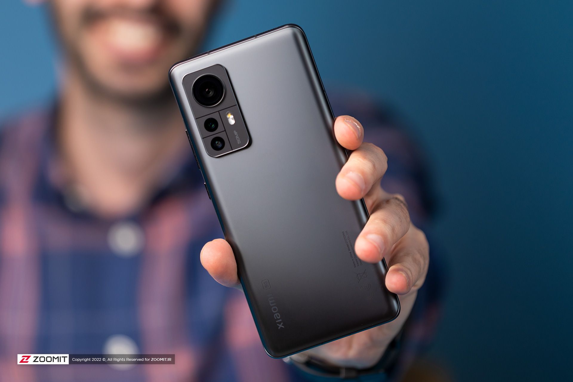 پشت شیائومی ۱۲ ایکس در دست