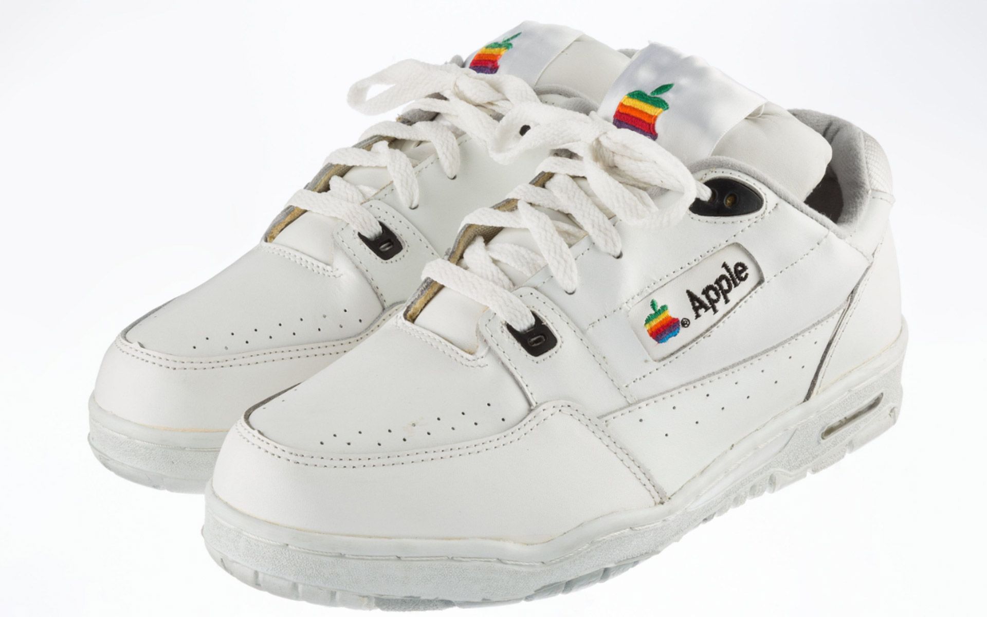 یک جفت کتانی اپل 