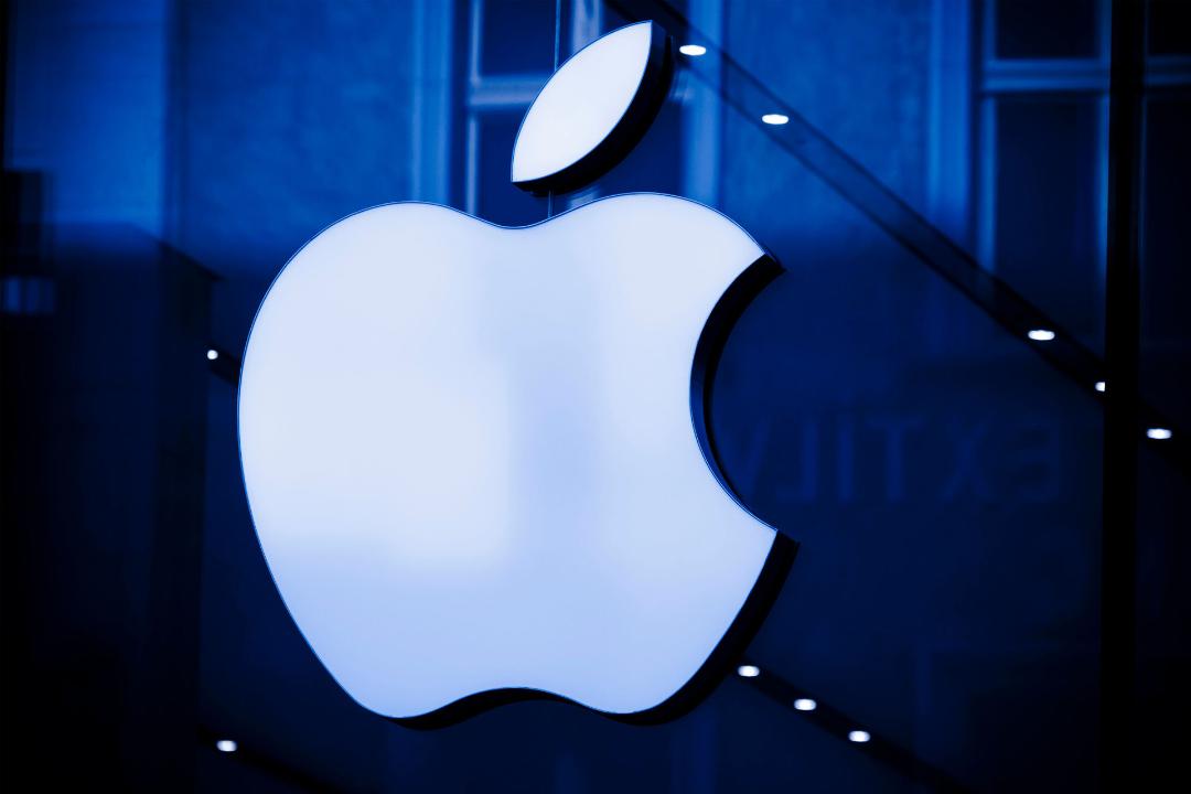 لوگو اپل / Apple در فروشگاه حضوری اپل استور در آلمان