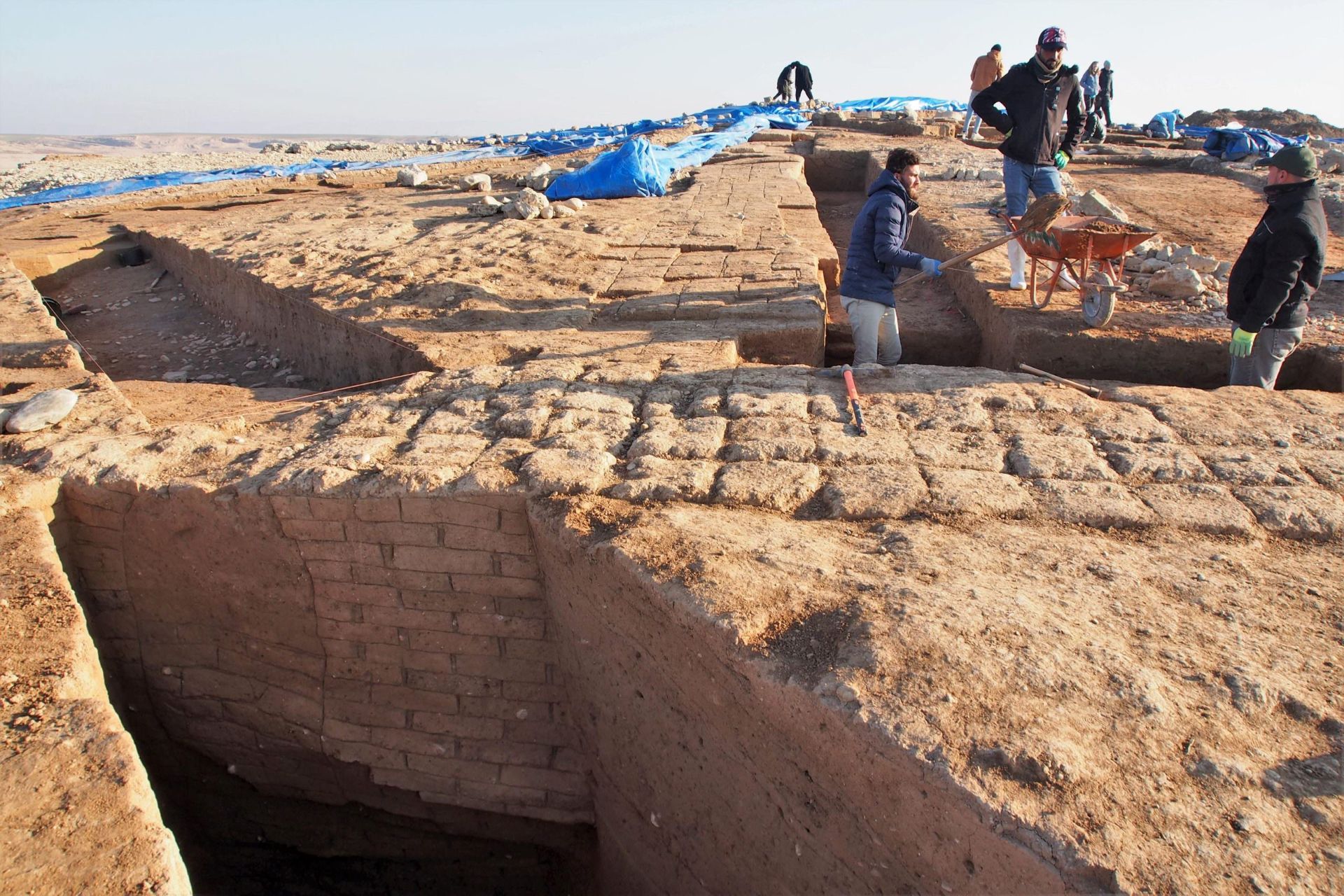 باستان‌شناسان و کارگران دیوارهای ساختمانی بزرگ را در شهر باستانی حفاری می کنند