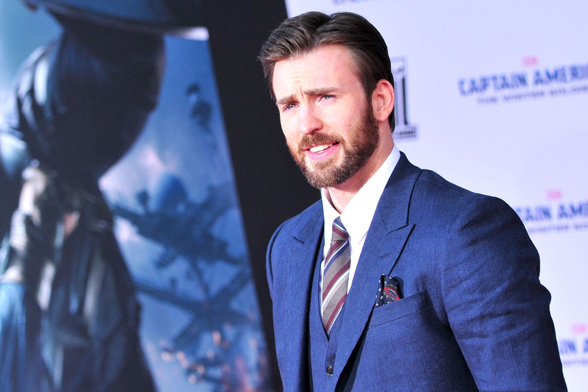 لبخند کریس ایوانز / Chris Evans بازیگر با کت و شلوار