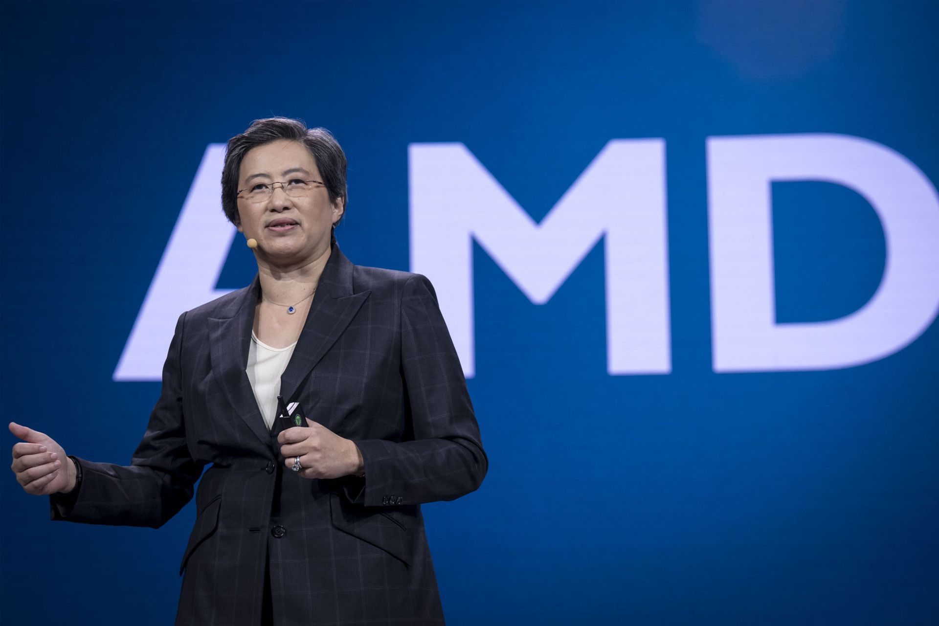 دکتر لیزا سو / Lisa Su مدیرعامل ای ام دی در برابر لوگو AMD