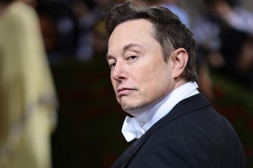 ایلان ماسک / Elon Musk در مراسم مت گالا در حال نگاه به عقب