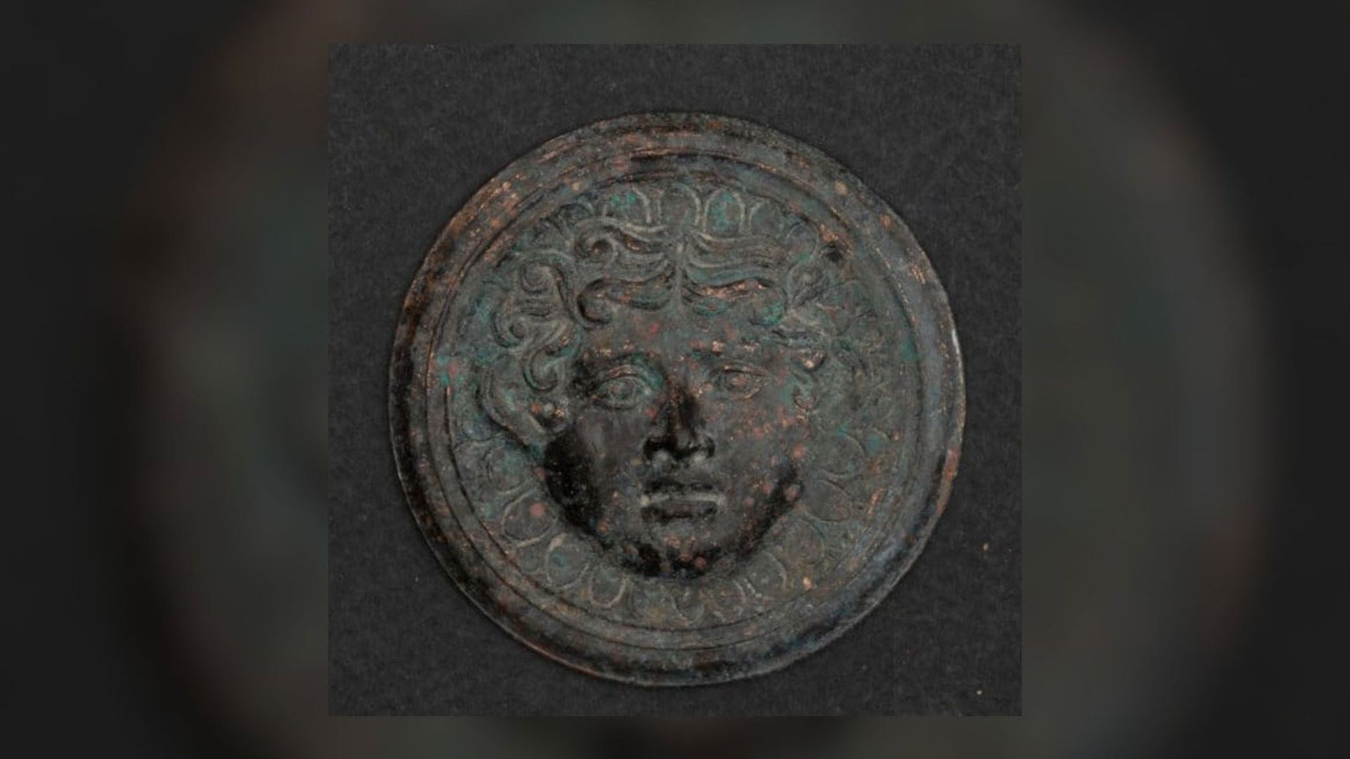 نقوش سر پری‌دریایی هم روی تخت حّکاکی شده بود