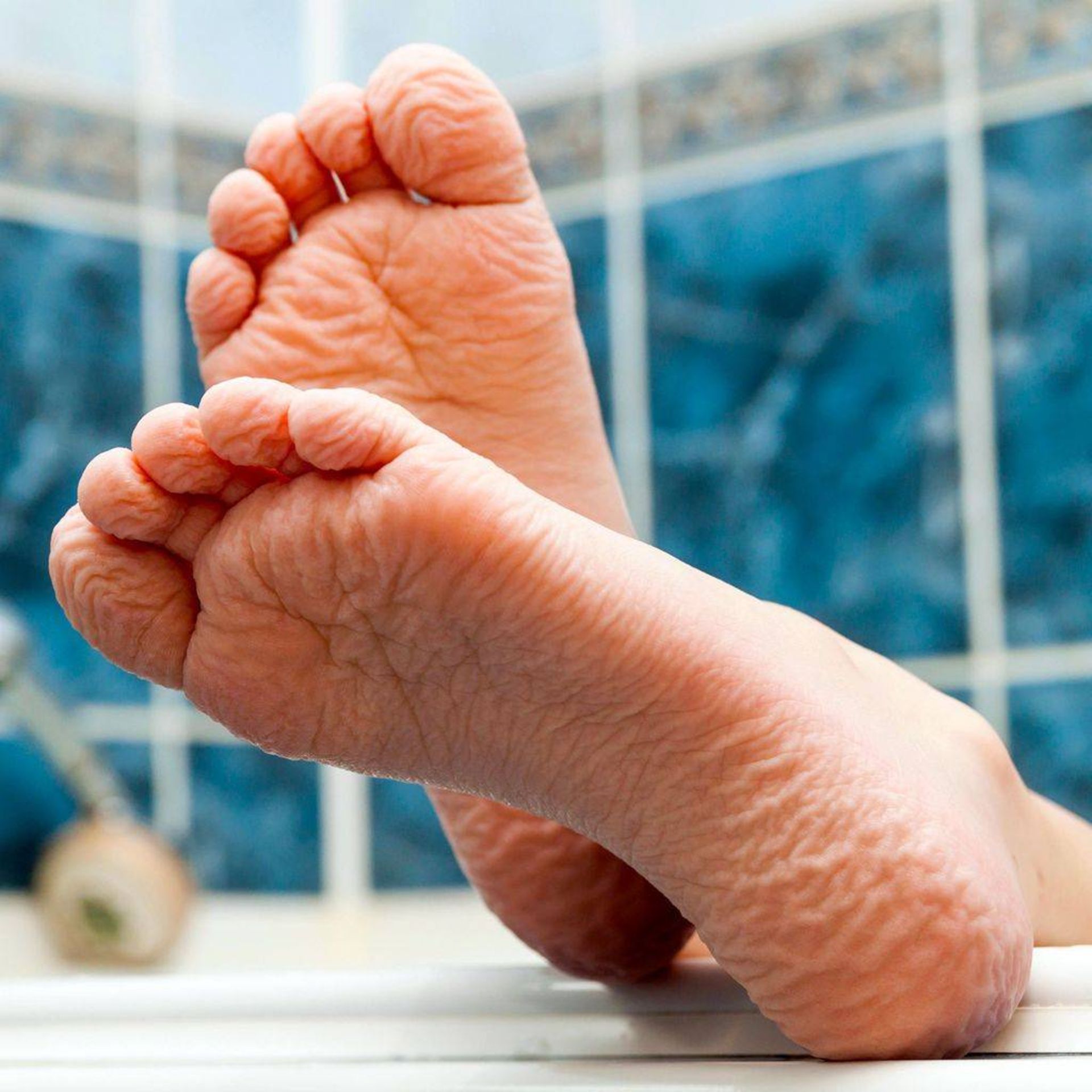 چروک شدن پوست پا در آب / feet