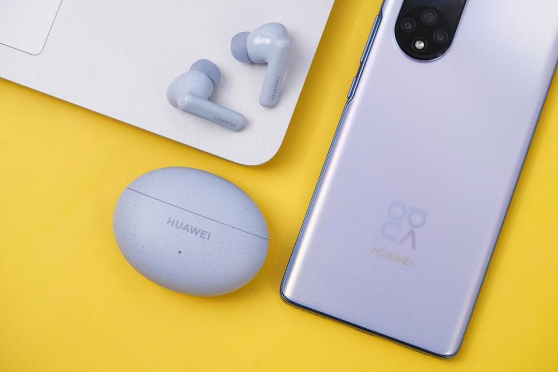 هدفون FreeBuds 5i در کنار گوشی هواوی