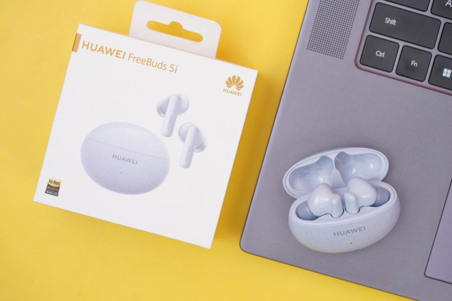 هدفون FreeBuds 5i در کنار بسته فروش
