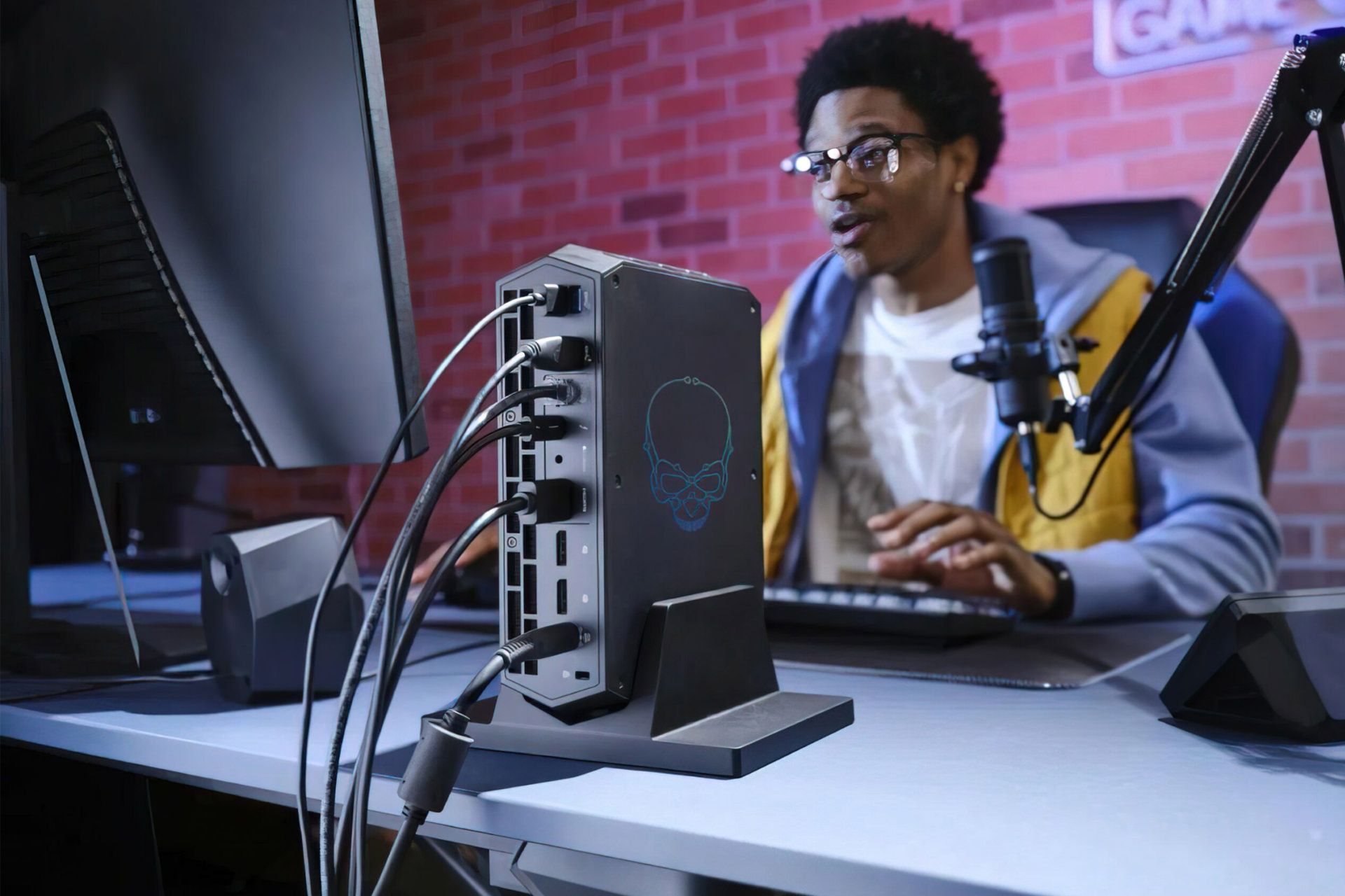 یک پسر در حال کار با کامپیوتر Intel NUC 12 Serpent Canyon