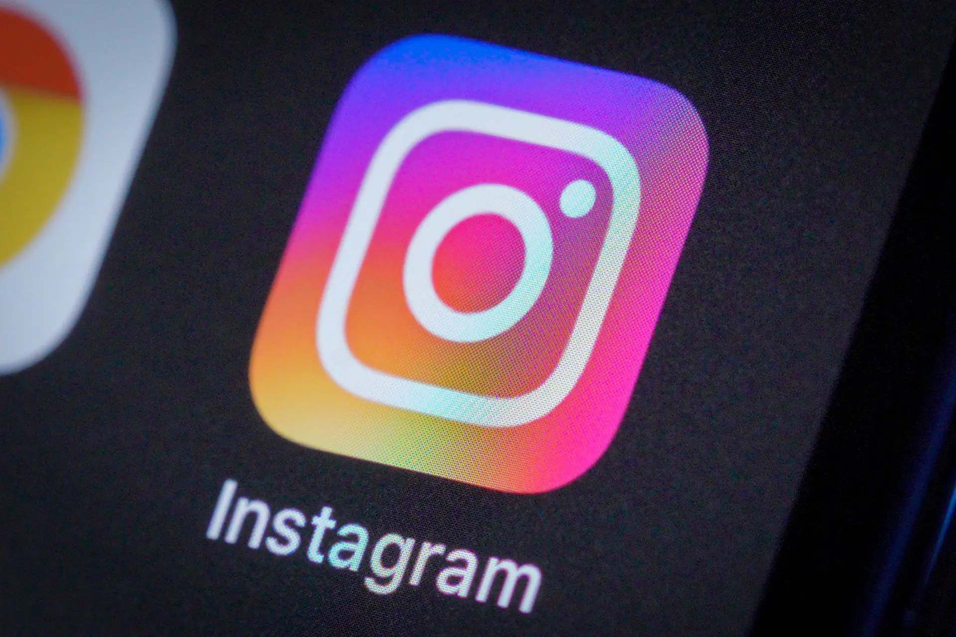 آیکون لوگو اینستاگرام / Instagram روی نمایشگر آیفون