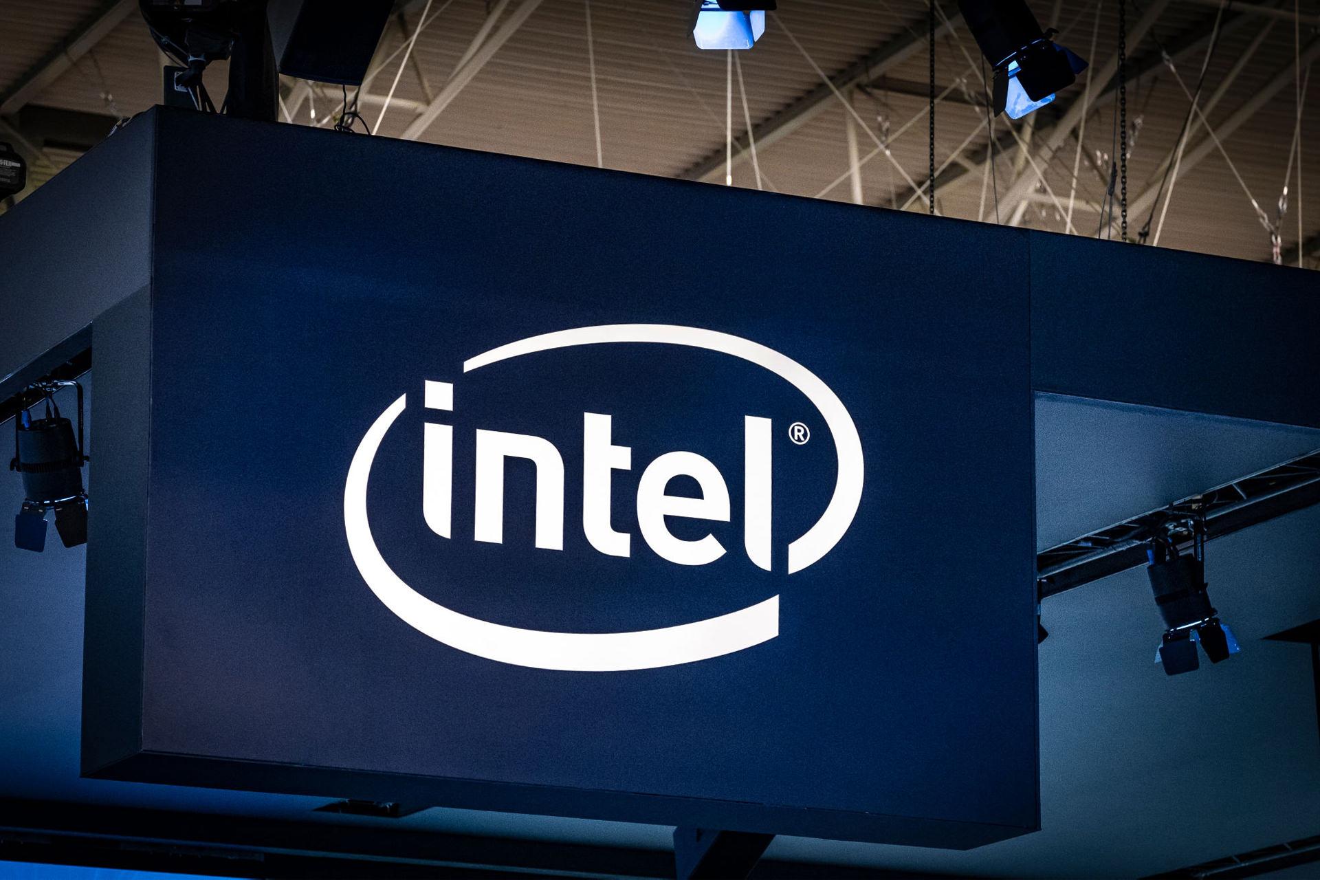 لوگو اینتل / Intel در داخل محیط سربسته