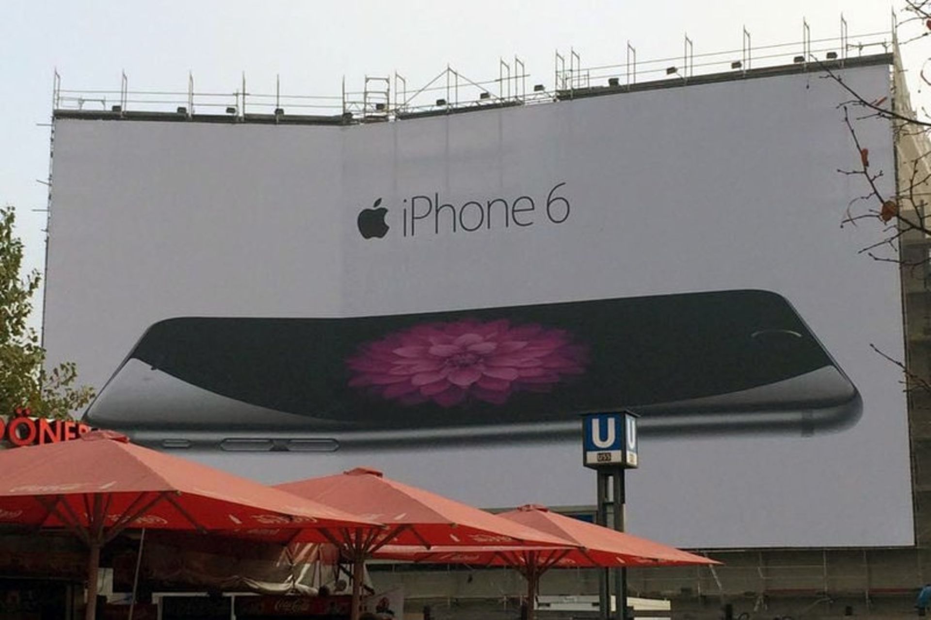بیلبورد تبلیغاتی آیفون ۶ اپل و اشاره سهوی به خم شدن آن