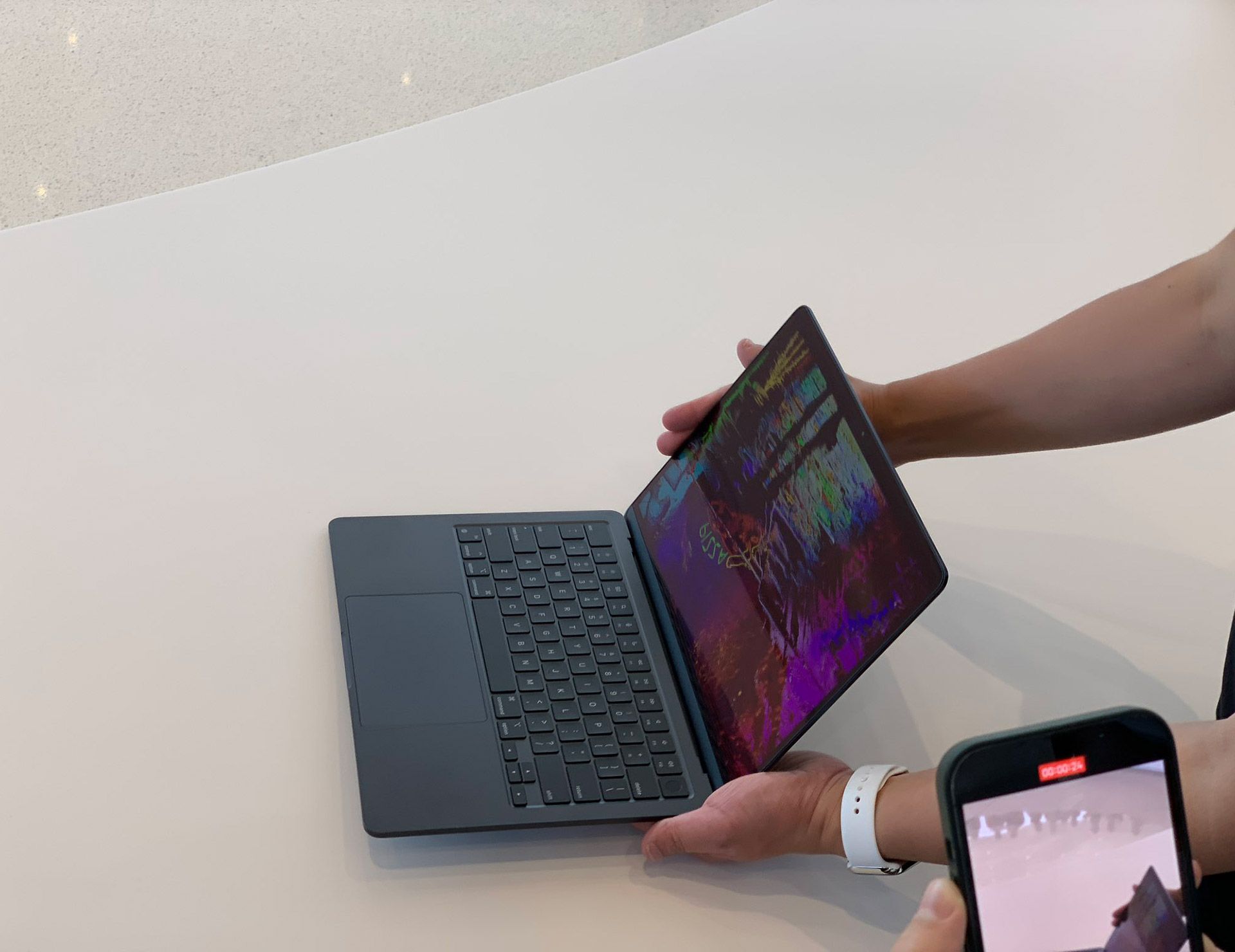 مک‌بوک ایر ۲۰۲۲ به رنگ مشکی