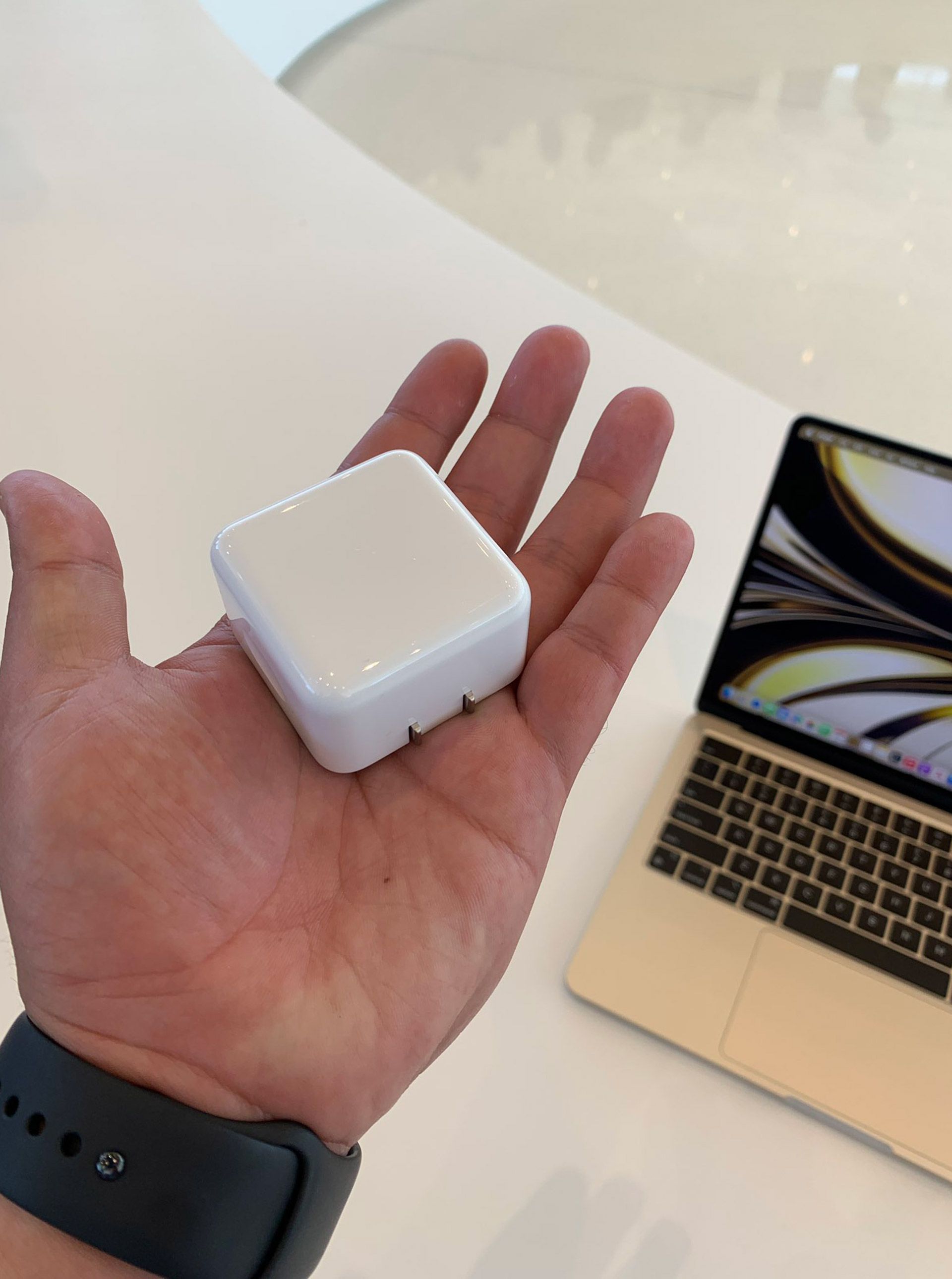 بالای آداپتور شارژ مک‌بوک ایر ۲۰۲۲ 