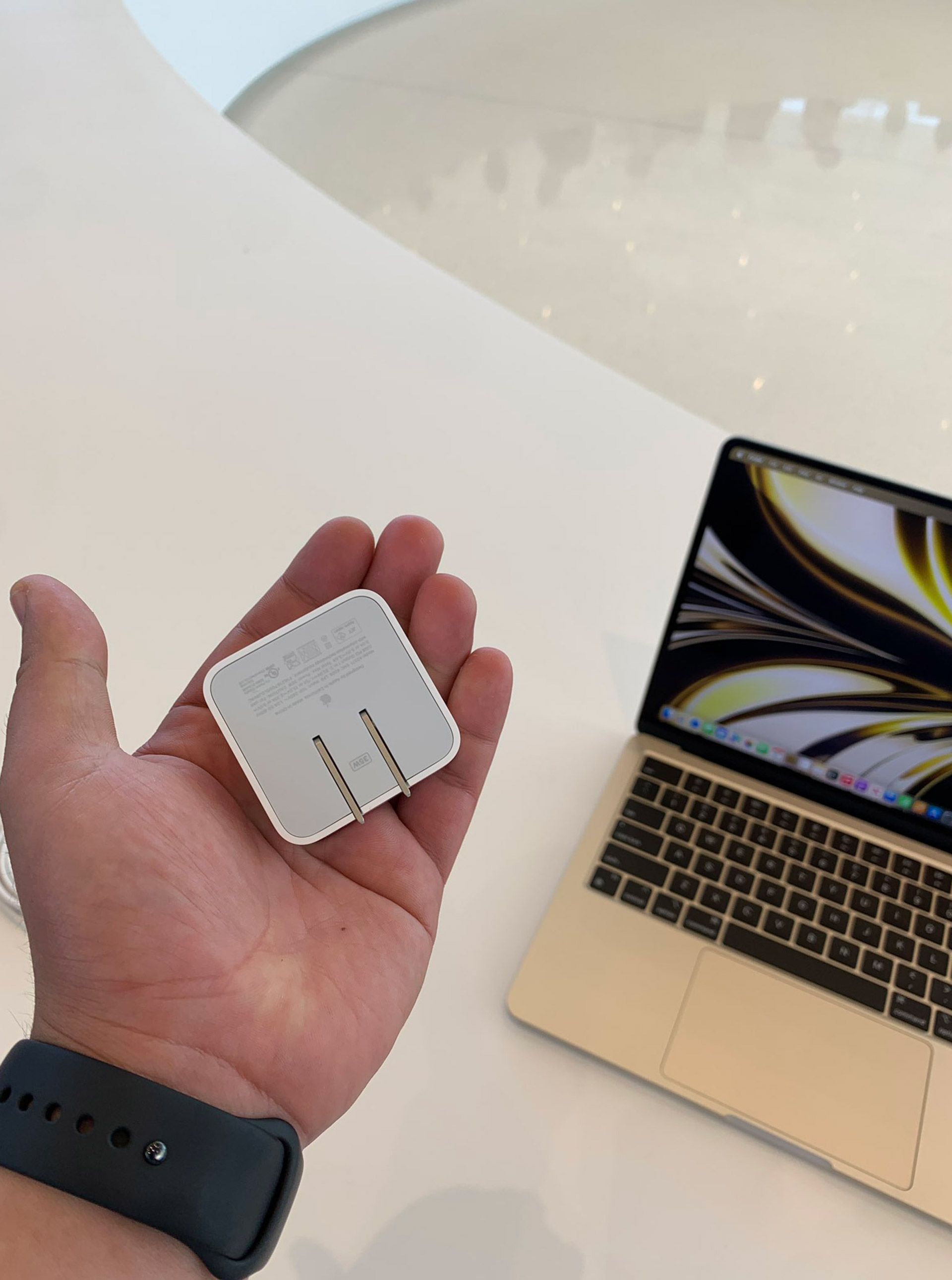 پشت آداپتور شارژ مک‌بوک ایر ۲۰۲۲ 