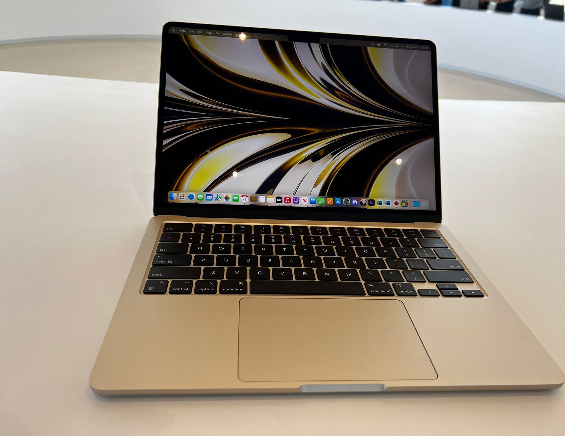 نمای روبه‌رو مک‌بوک ایر ۲۰۲۲