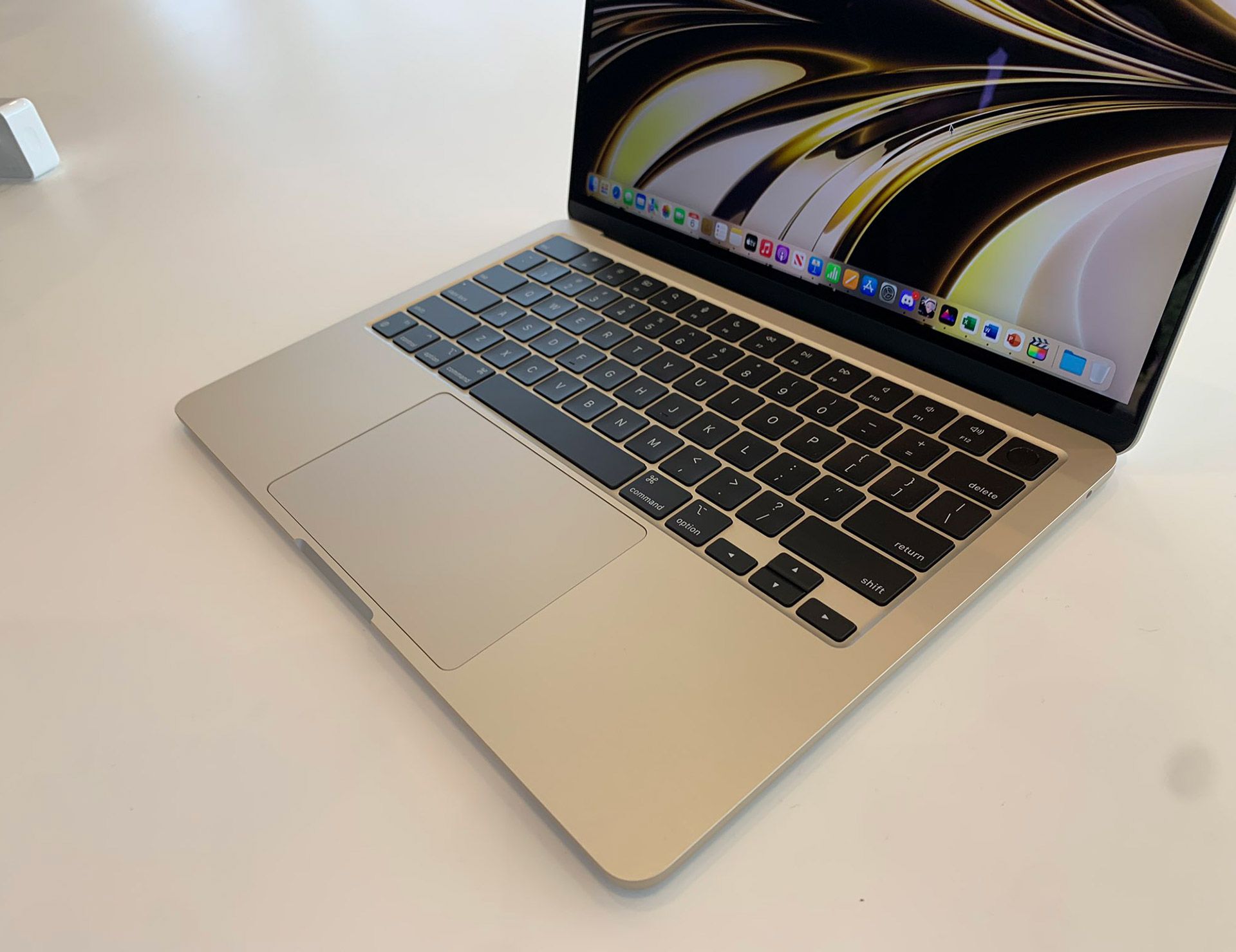 نمای کناری مک‌بوک ایر ۲۰۲۲ 
