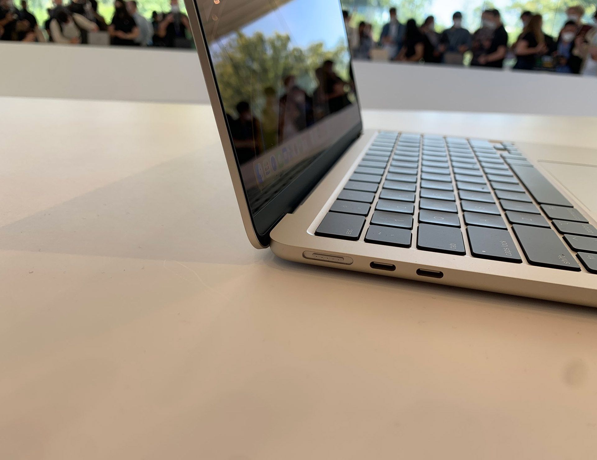 نمای کناری مک‌بوک ایر ۲۰۲۲ در WWDC