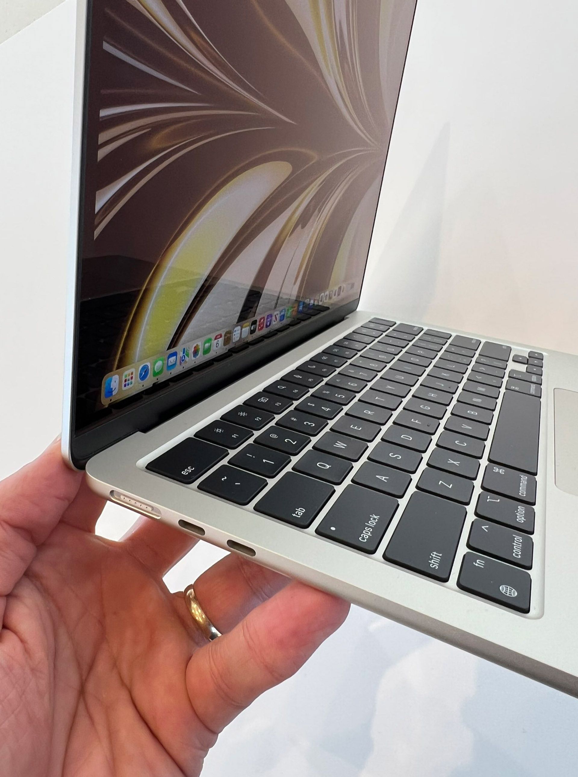 نمای نزدیک کیبورد مک‌بوک ایر ۲۰۲۲ 