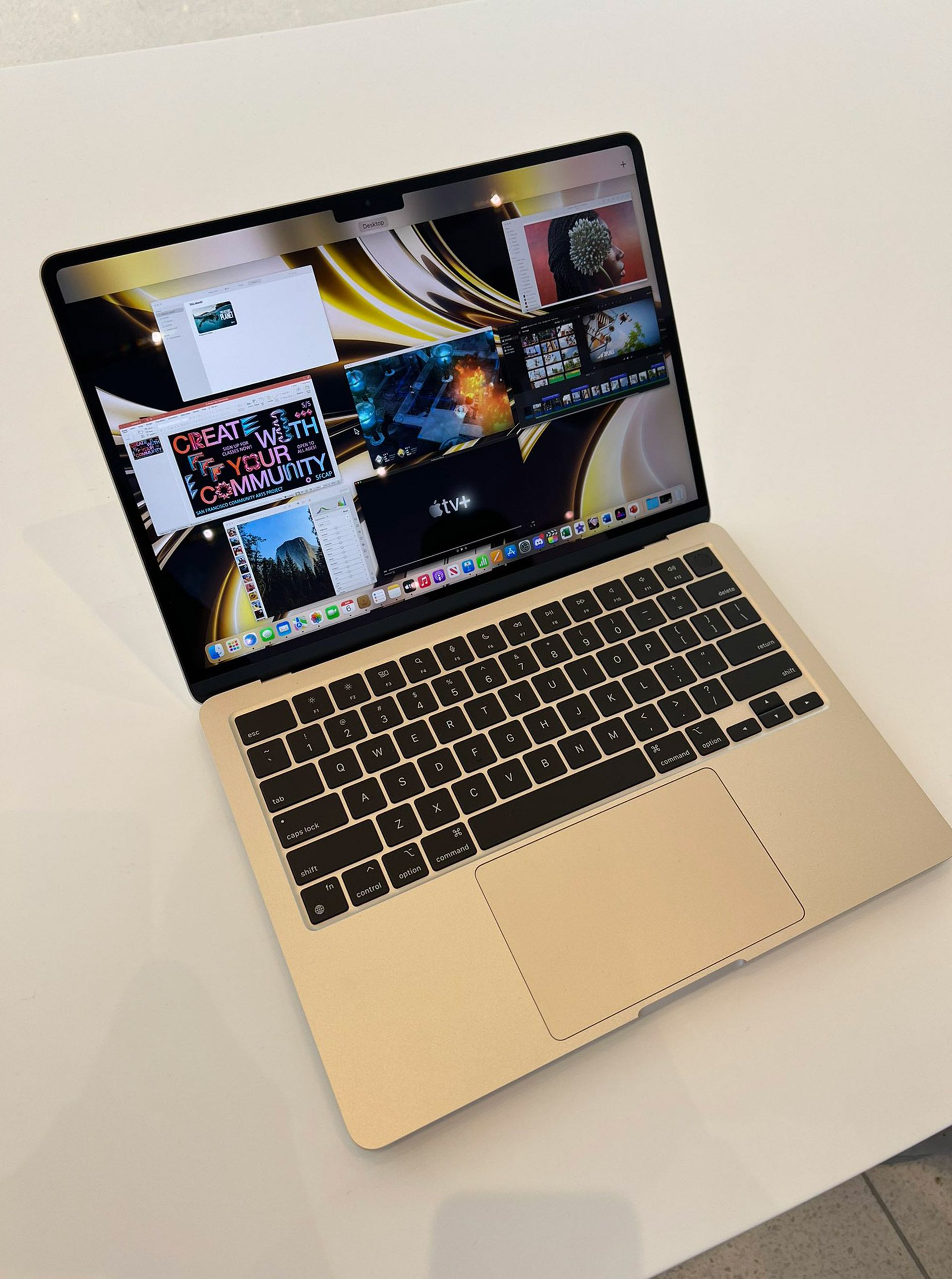 نمای بالایی مک‌بوک ایر ۲۰۲۲ 