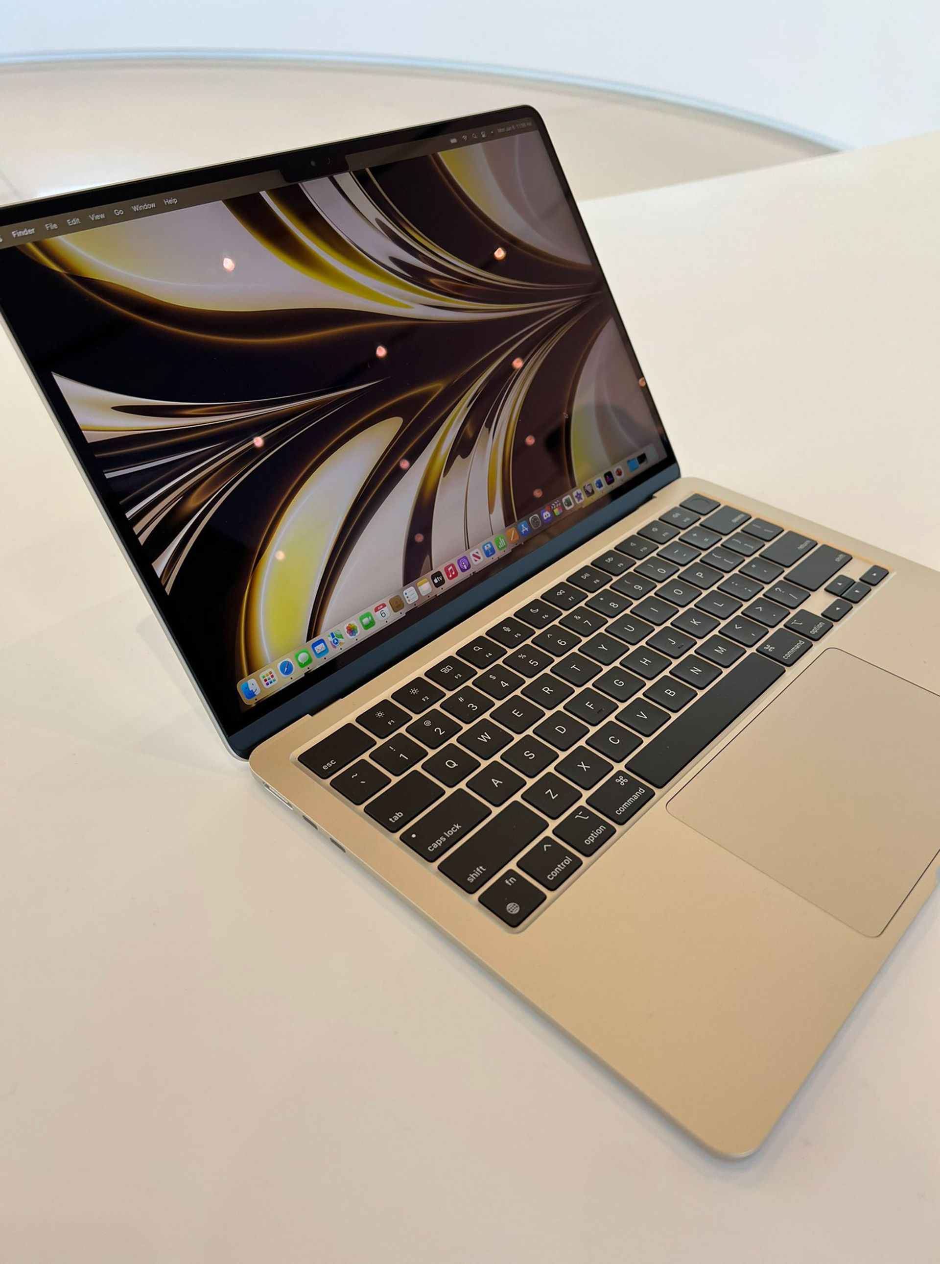 نمای نزدیک مک‌بوک ایر ۲۰۲۲ به رنگ طلایی