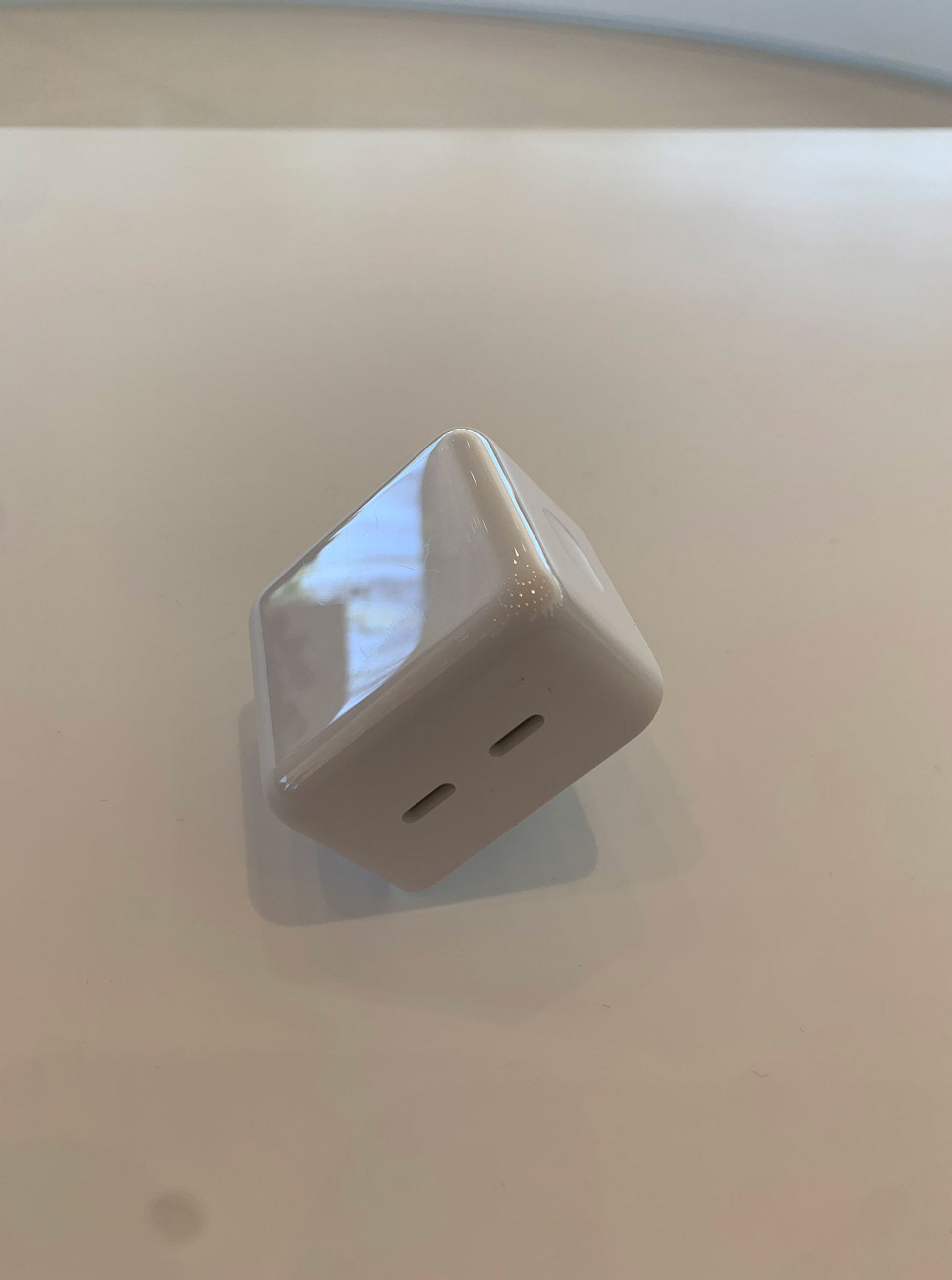  آداپتور شارژ مک‌بوک ایر ۲۰۲۲ 