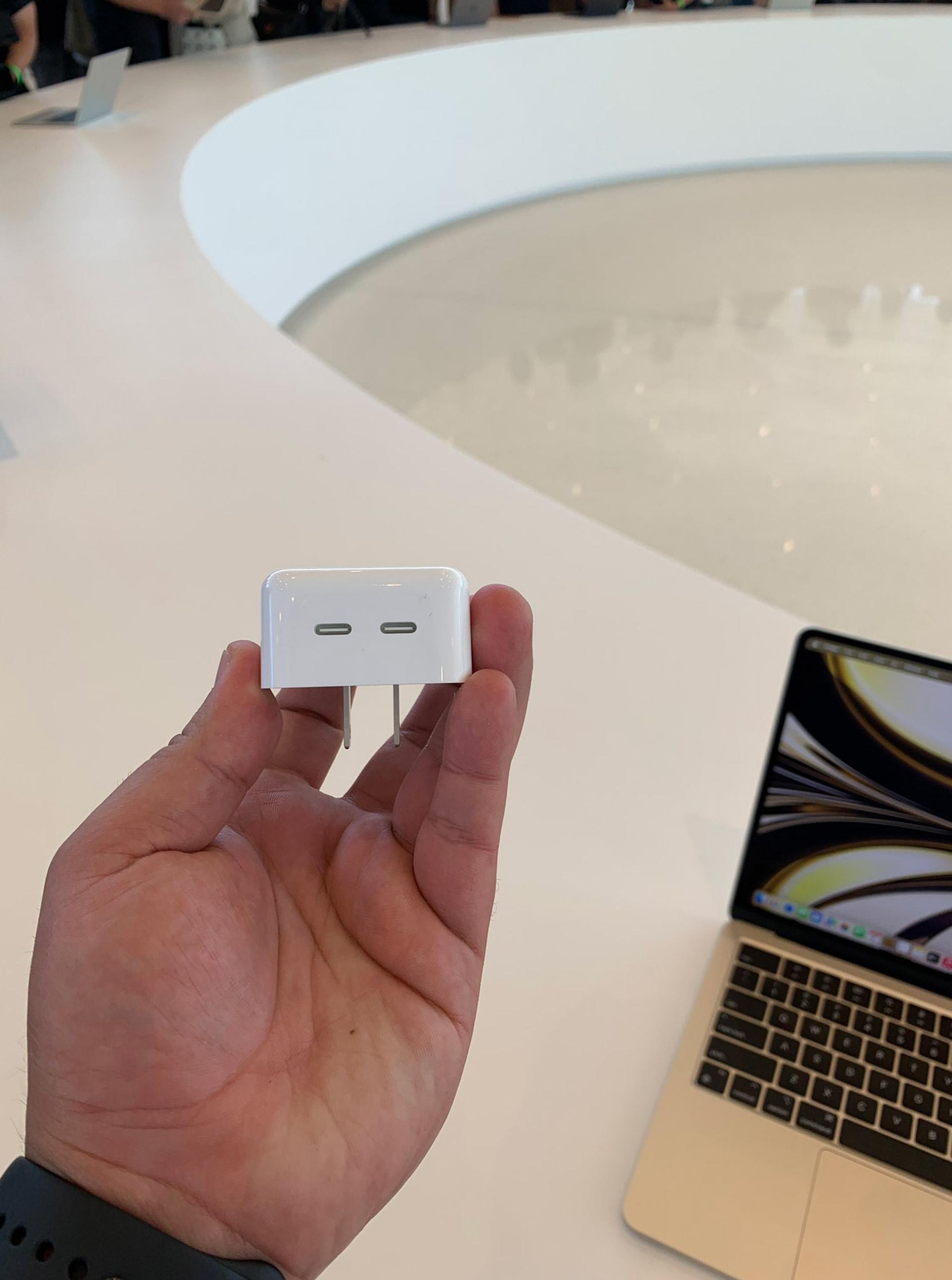 درگاه های USB-C آداپتور شارژ مک‌بوک ایر ۲۰۲۲ 