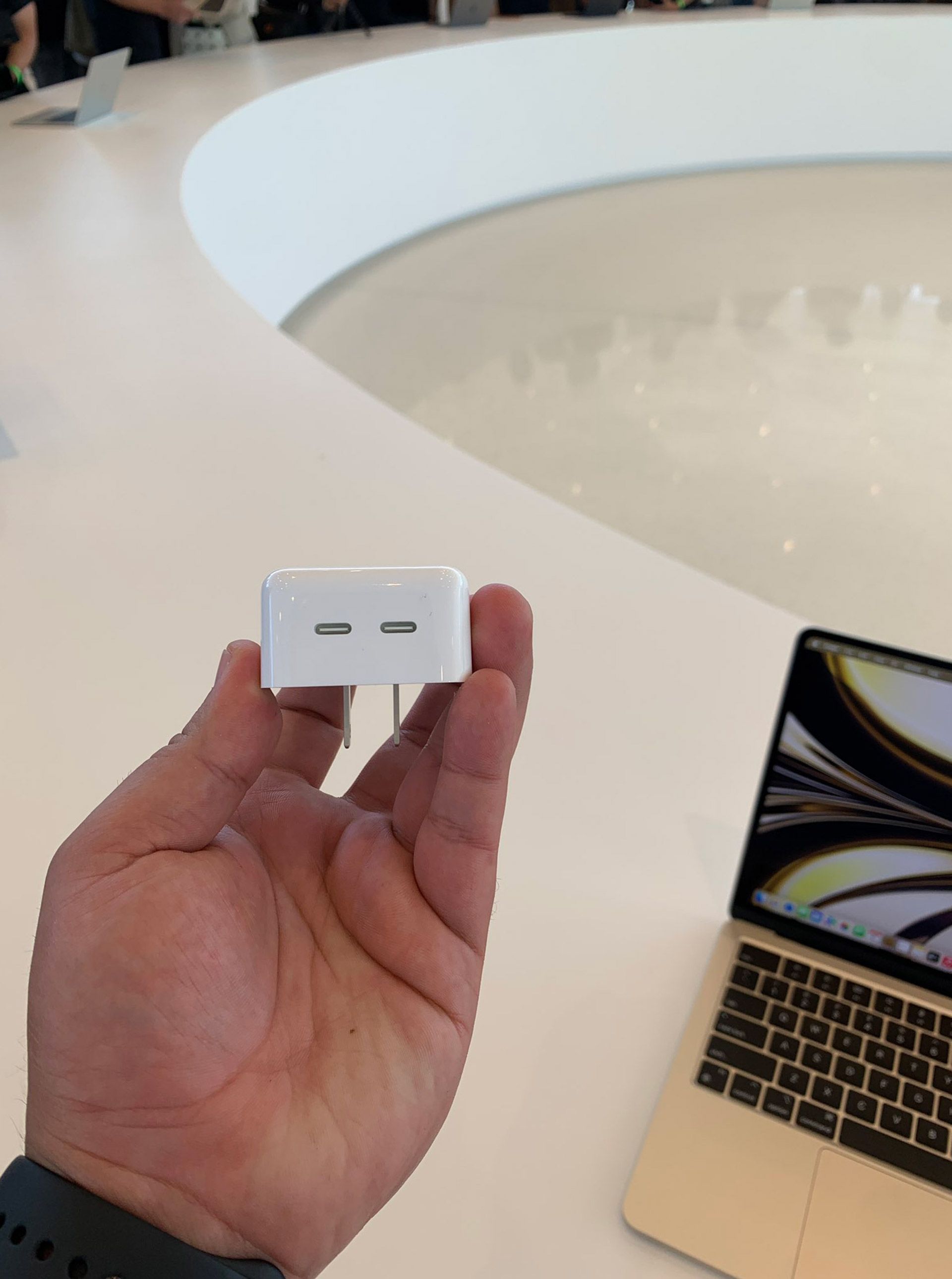 درگاه های USB-C آداپتور شارژ مک‌بوک ایر ۲۰۲۲ 