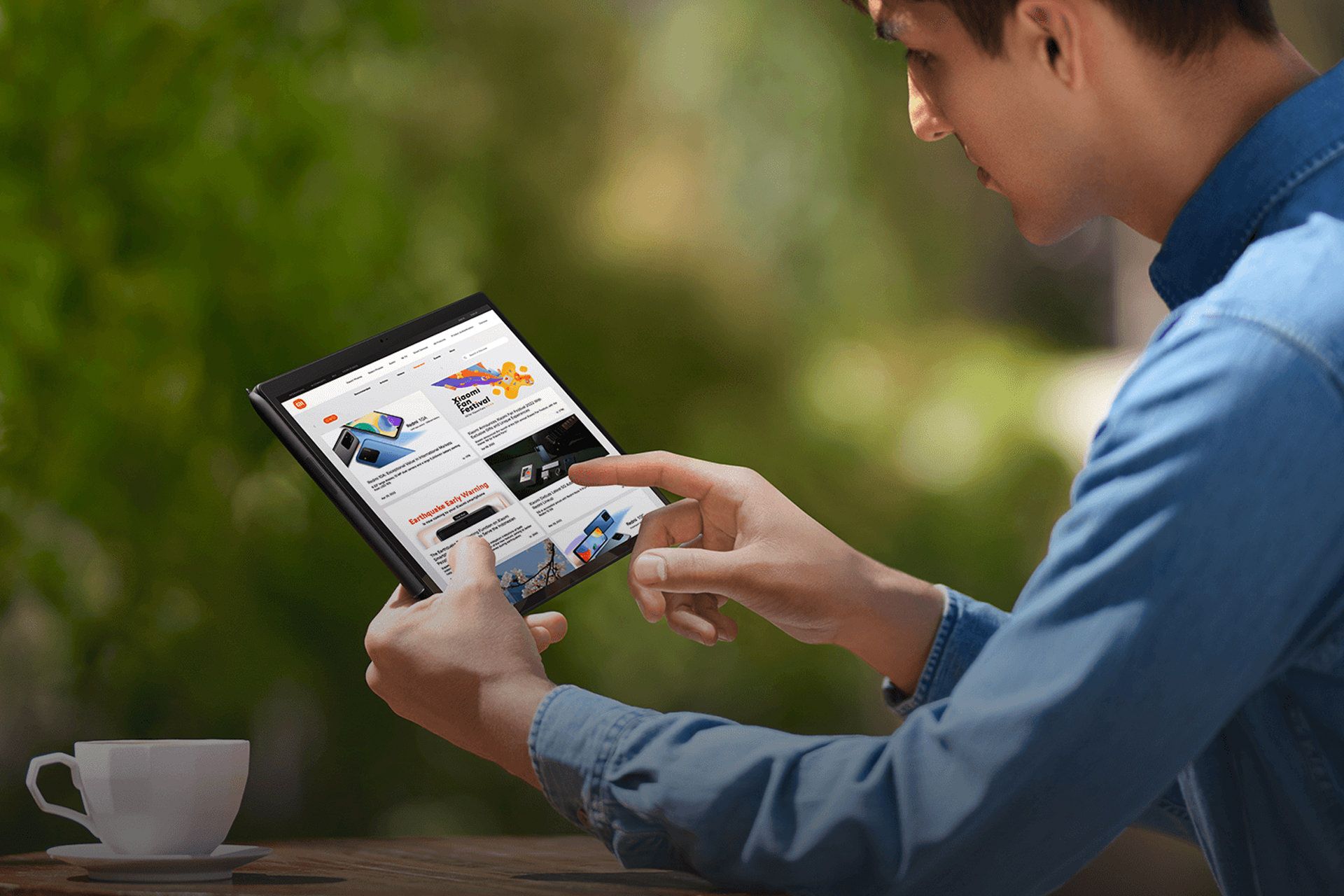 یک مرد در حال استفاده از لپ تاپ تبلت Xiaomi Book S شیائومی