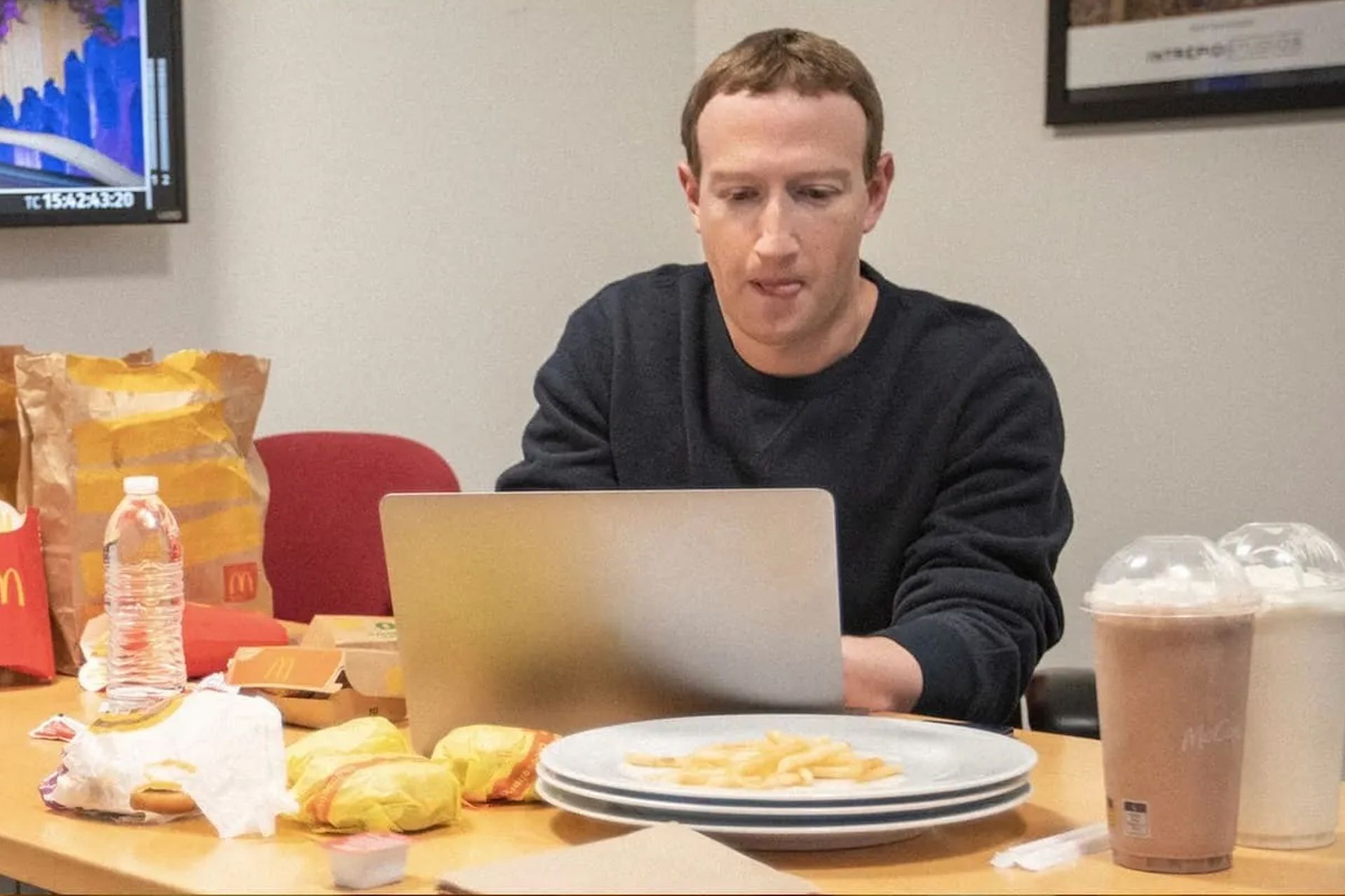 حذف لوگو اپل از پشت مک بوک مارک زاکربرگ / Mark Zuckerberg