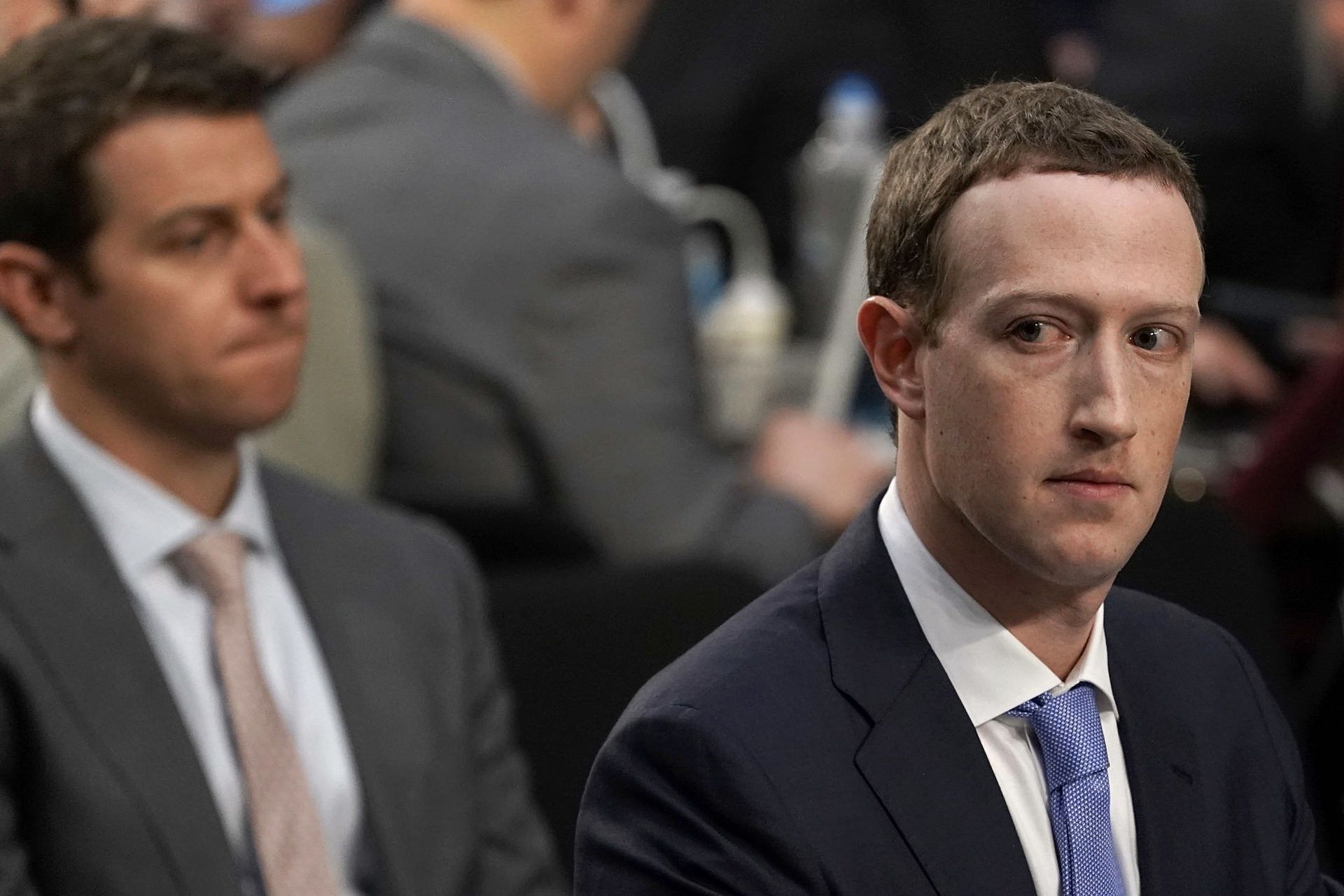 مارک زاکربرگ / Mark Zuckerberg در جلسه مجلس سنا با کت شلوار